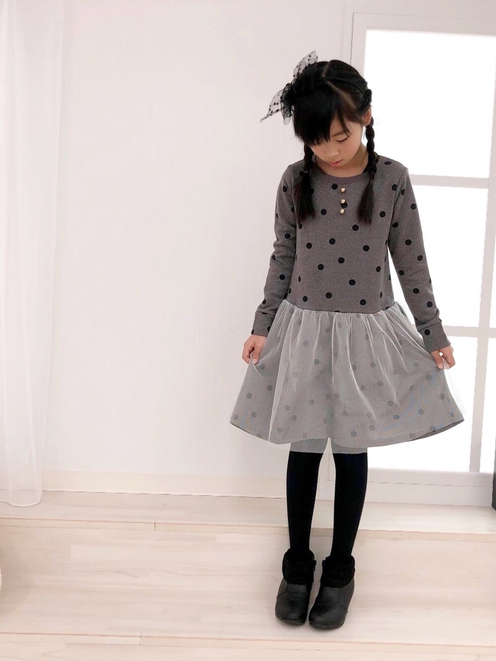 「maarookの[110-140]ラメ裏毛ドットワンピース（ワンピース、グレー系）」を使った、hitomiさん（キッズ・127cm）の秋コーディネートの1枚目の写真