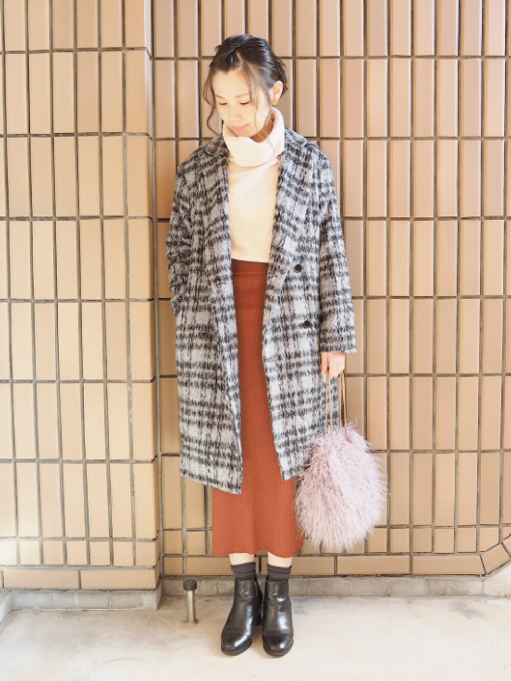 「リブニット、チェック柄、タートルネック、ファー小物、サイドゴアブーツ、大人カジュアル」｜「UNIQLOのWOMEN メリノブレンドリブスカート（スカート、ブラウン系）」を使った、ｐａｎａさん（レディース・162cm）の冬コーディネートの1枚目の写真