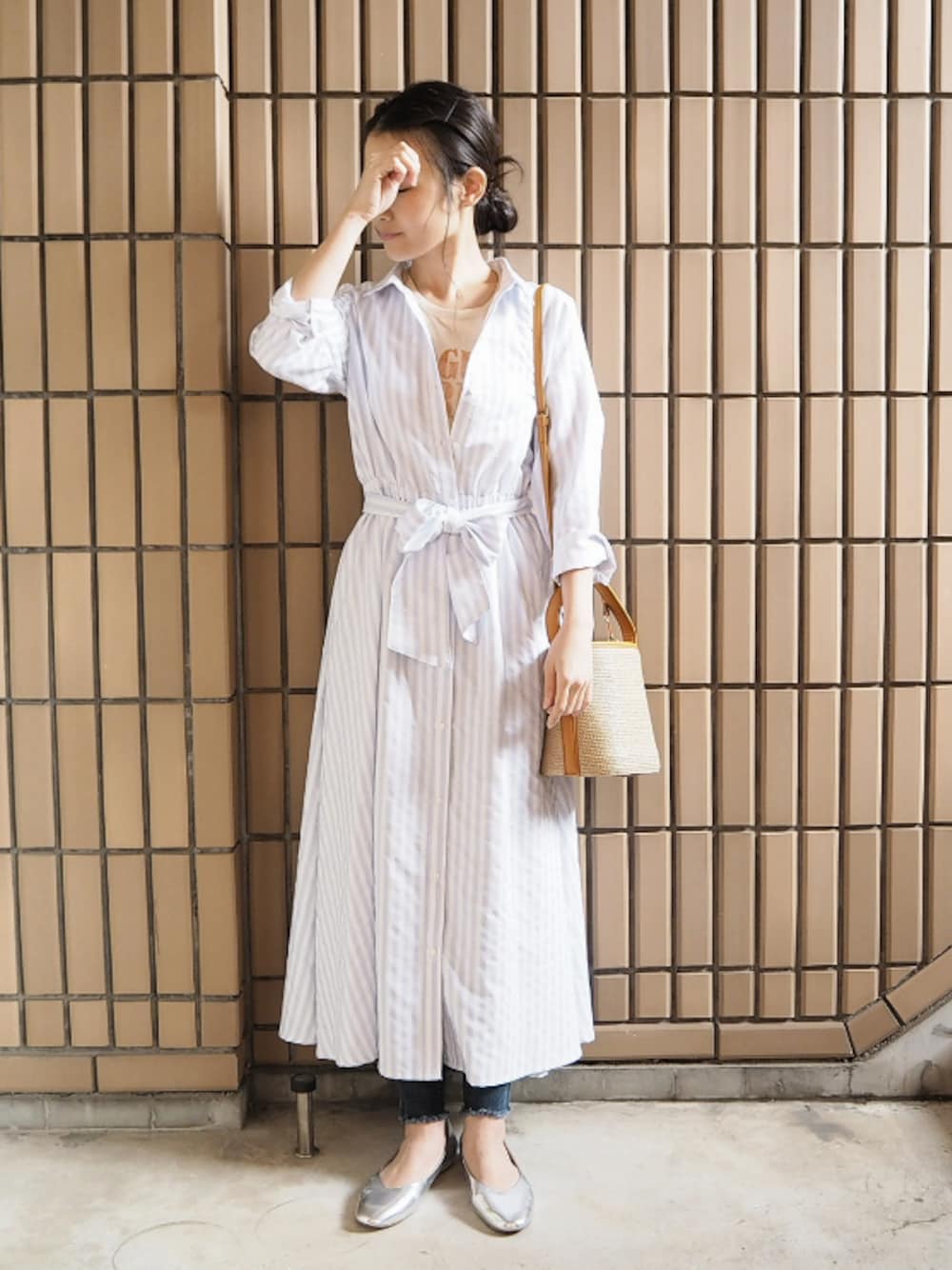 ブルー系のシャツワンピース、シルバー系のパンプス、イエロー系のショルダーバッグを着用したレディースの春コーディネートの1枚目の写真