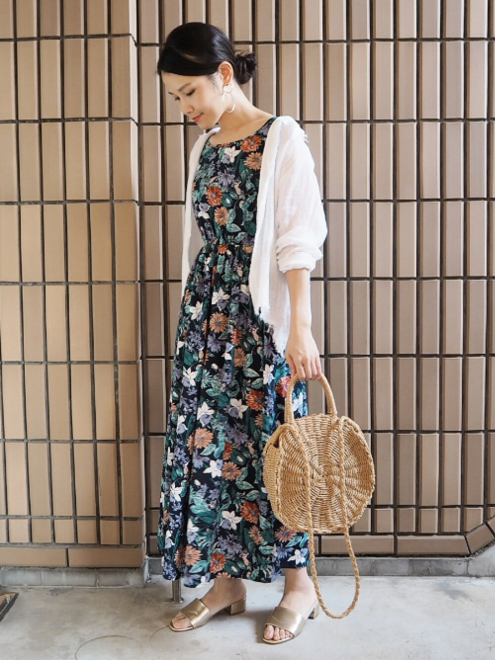 「白シャツ、花柄ワンピース、サークルバッグ、ゴールド、夏コーデ、オトナカジュアル、リゾートスタイル」｜「select MOCAのコットン100％肌なじみの良いガーゼ重ねふんわりナチュラル＆ヘルシー切りっぱなしシャツ（シャツ/ブラウス、ホワイト系）」を使った、ｐａｎａさん（レディース・162cm）の春コーディネートの1枚目の写真