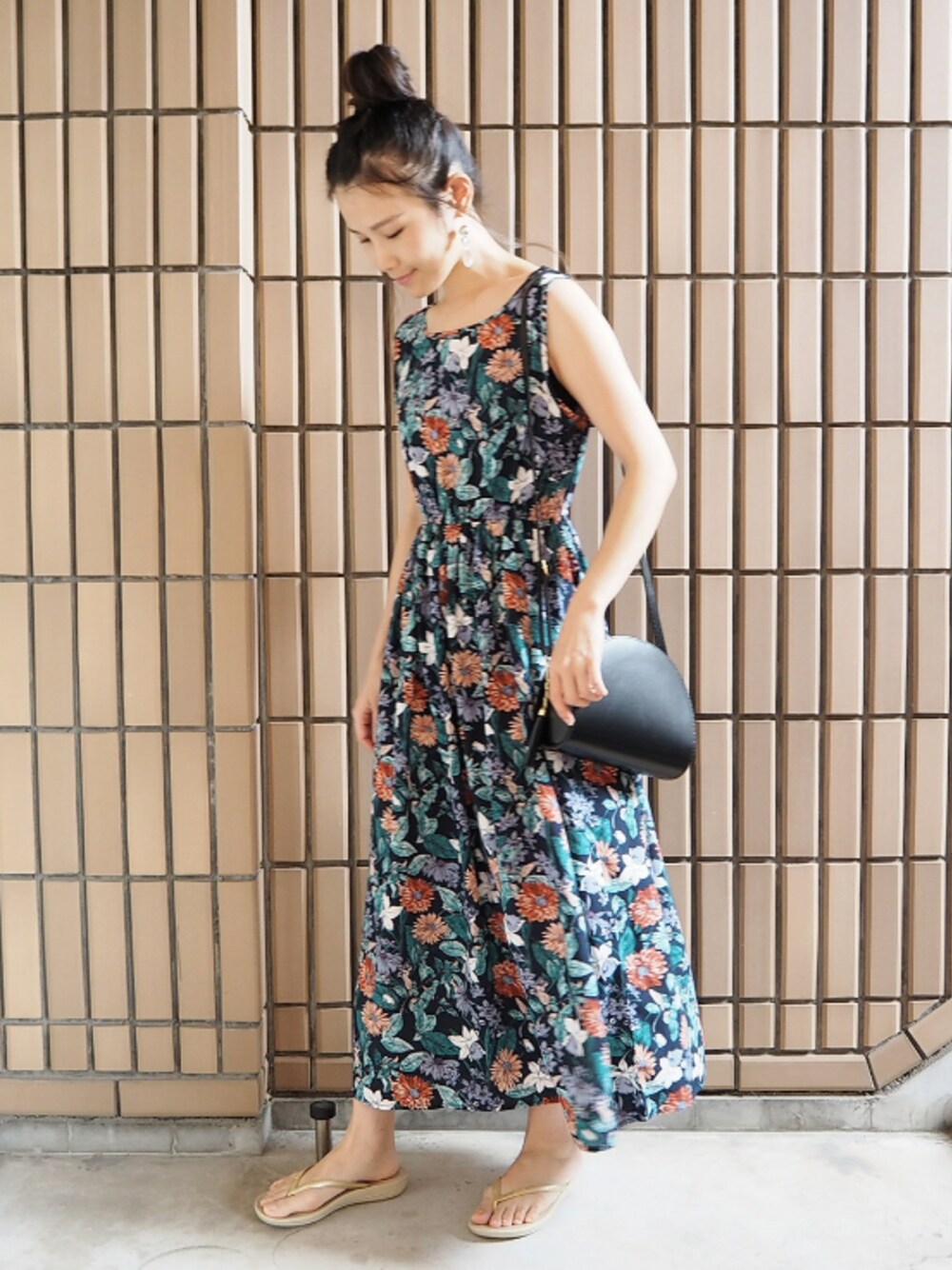 ゴールド系のサンダル、ブルー系のワンピース、ブラック系のショルダーバッグを着用したレディースの夏コーディネートの1枚目の写真
