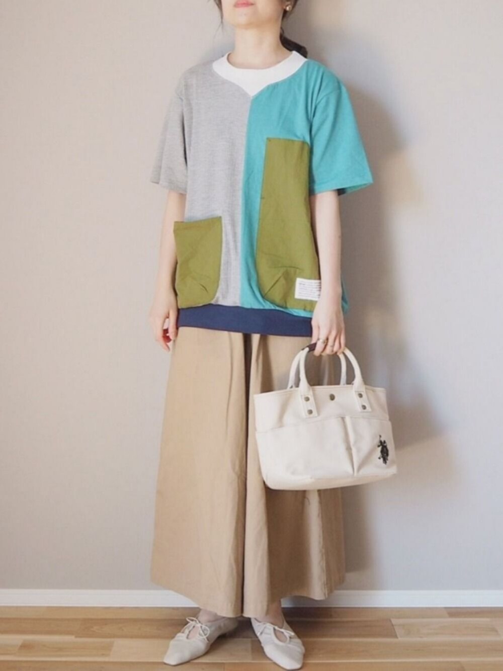 グリーン系のTシャツ/カットソー、ホワイト系のトートバッグ、ベージュ系のその他パンツを着用したレディースの春コーディネートの1枚目の写真