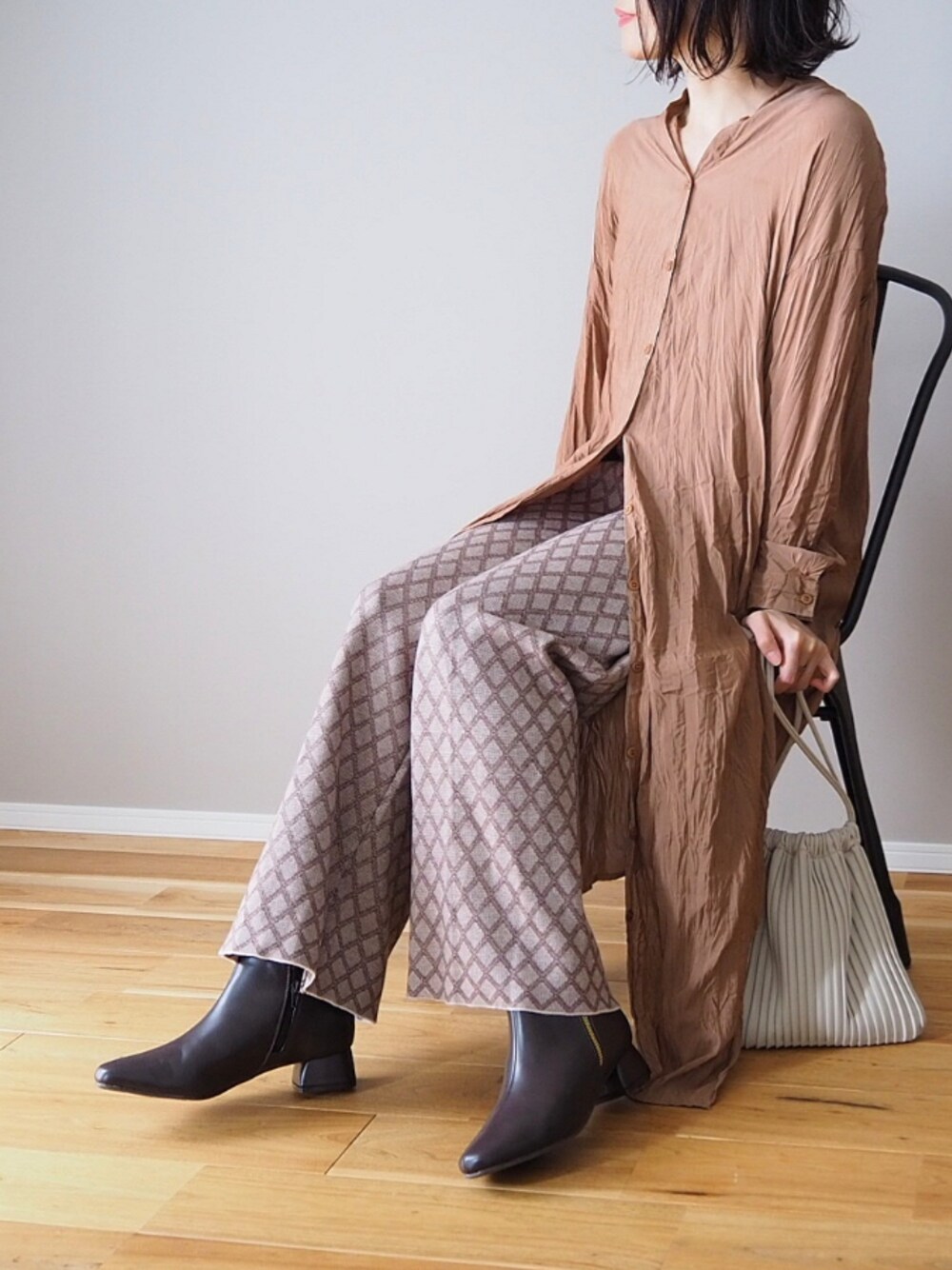 ブラウン系のシャツ/ブラウス、ブラウン系のその他パンツ、ベージュ系のショルダーバッグを着用したレディースの秋コーディネートの1枚目の写真