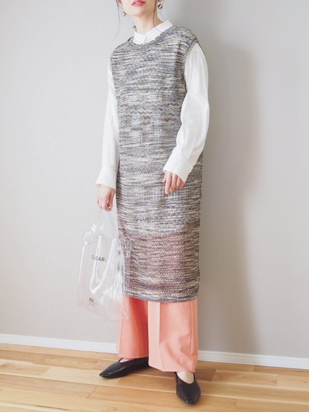 ホワイト系のシャツ/ブラウス、その他のトートバッグ、ブラック系のパンプスを着用したレディースの春コーディネートの1枚目の写真