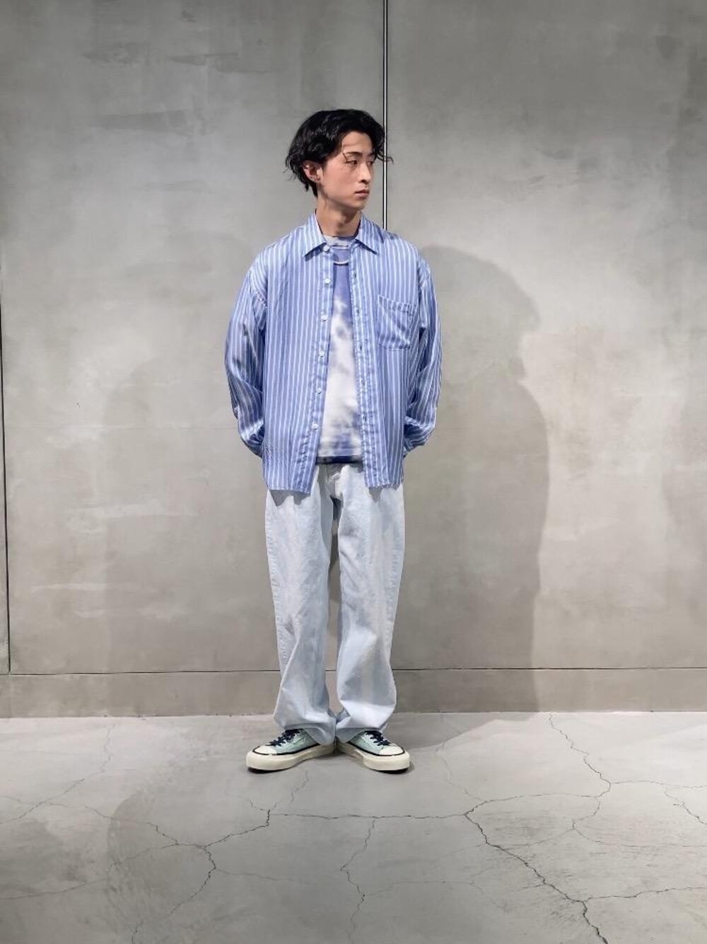 「MONKEY TIMEの＜monkey time＞ WASH Cu STRIPE SHIRT/シャツ（シャツ/ブラウス、ブルー系）」を使った、渡辺圭さん（メンズ・174cm）の春コーディネートの1枚目の写真