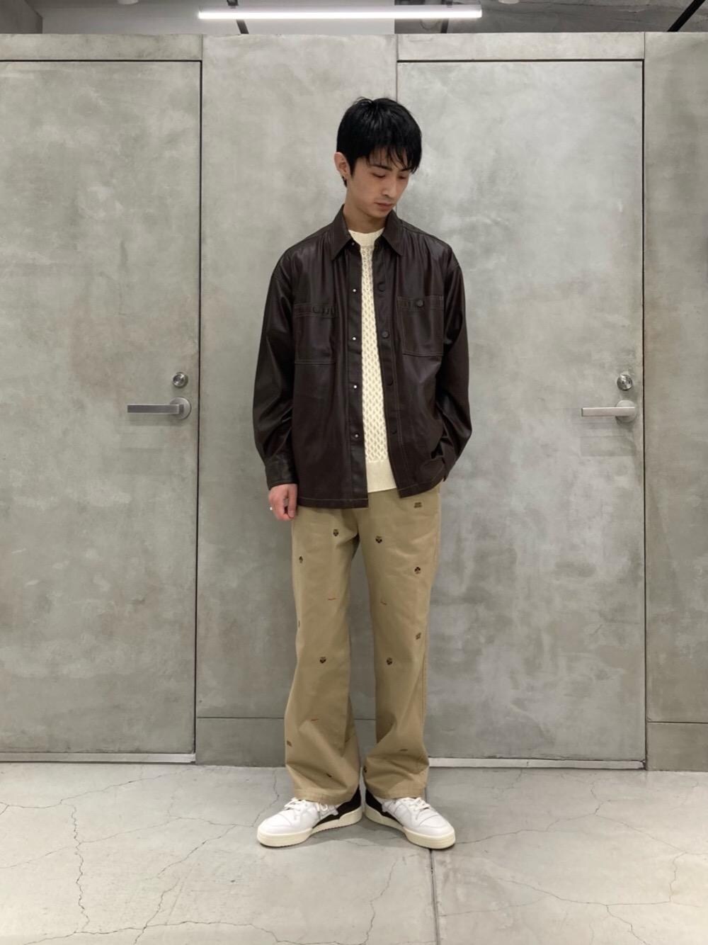 「adidas Originalsの＜adidas Originals＞ FORUM LOW 84/スニーカー（スニーカー、ホワイト系）」を使った、渡辺圭さん（メンズ・174cm）の秋コーディネートの1枚目の写真