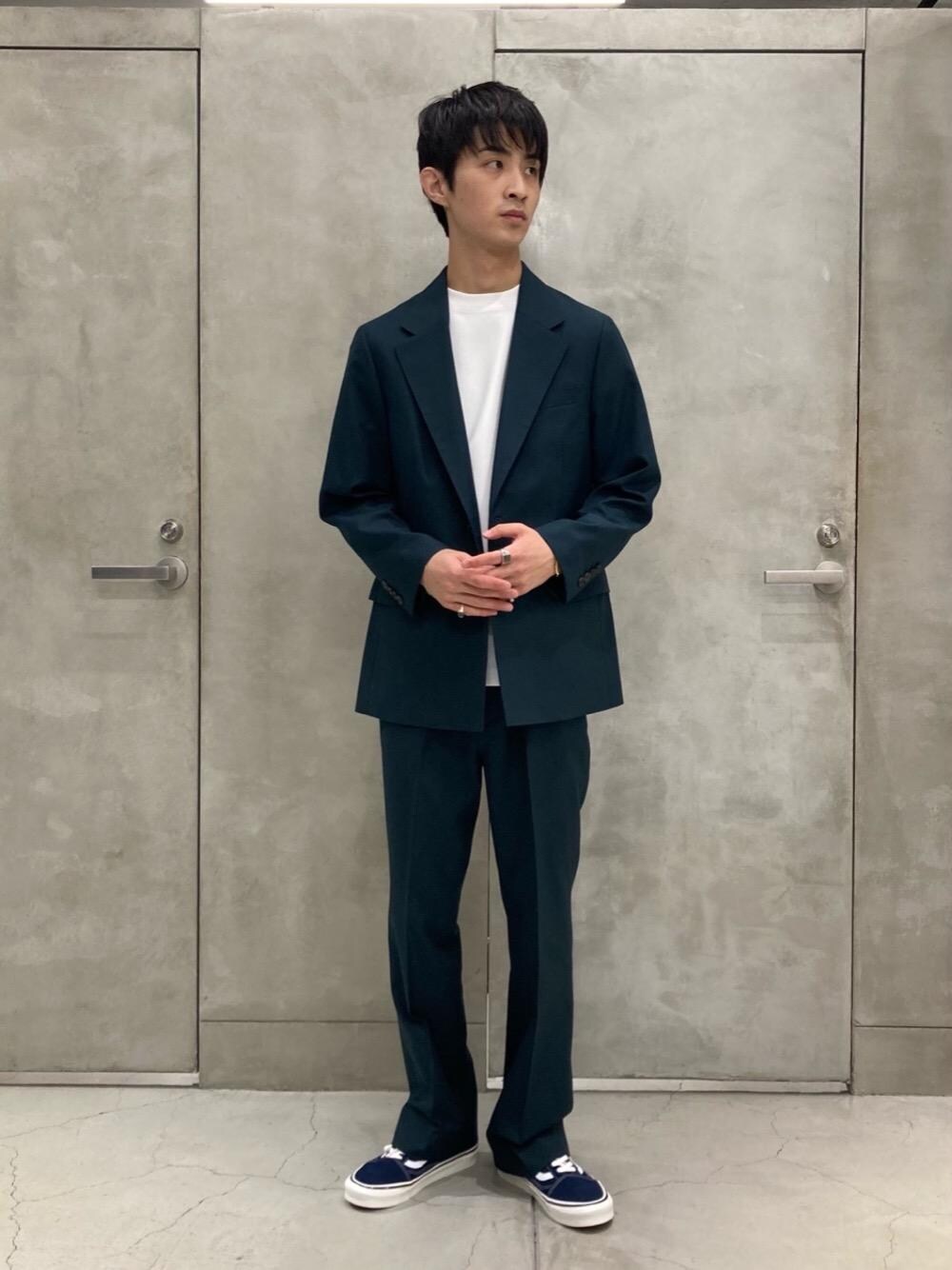 「VANSの＜VANS＞ OLD SKOOL 36 DX NAVY/オールドスクール（スニーカー、ブルー系）」を使った、渡辺圭さん（メンズ・174cm）の秋コーディネートの1枚目の写真