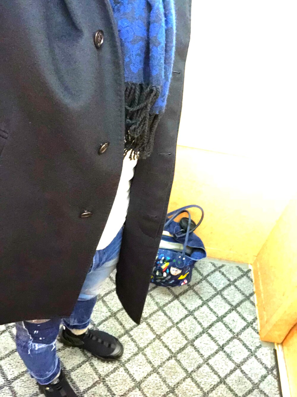 「URBAN RESEARCHのアイテム（チェスターコート、ブラック系）」を使った、K.Nさん（メンズ・173cm）の冬コーディネートの1枚目の写真
