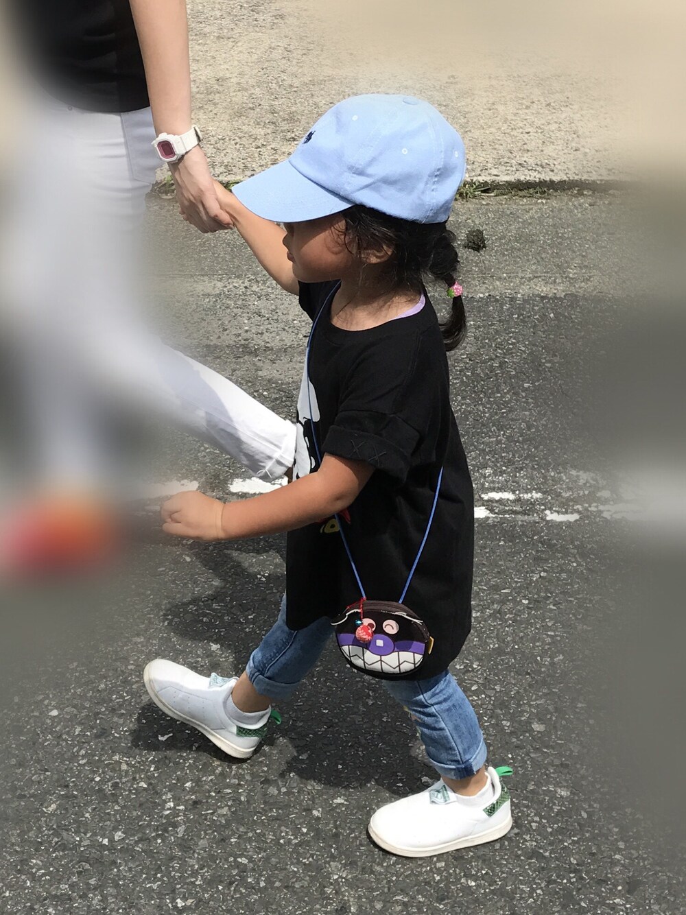 ブラック系のTシャツ/カットソー、ブルー系のデニムパンツ、ホワイト系のスニーカーを着用したレディースの夏コーディネートの1枚目の写真