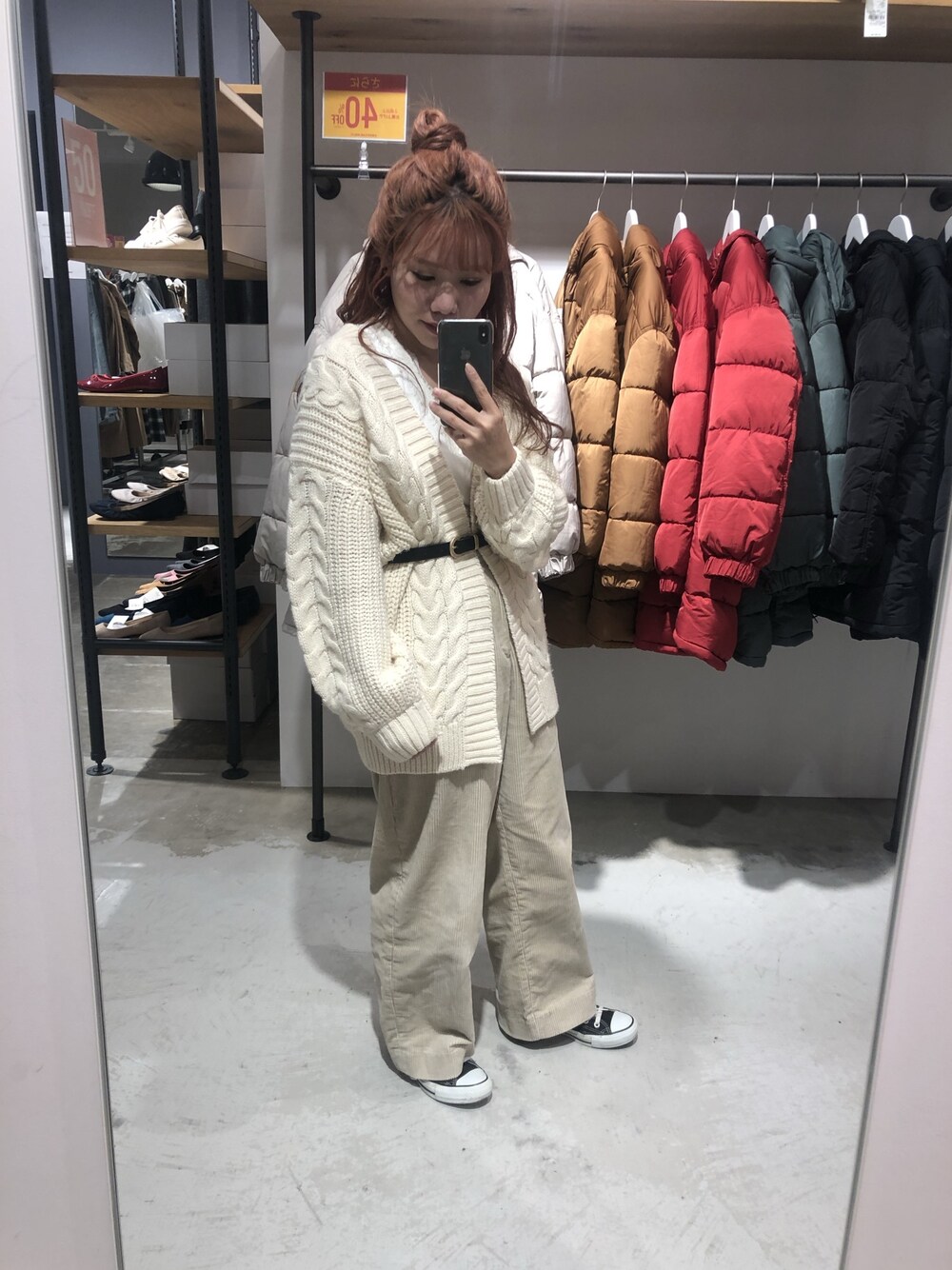 「冬コーデ、カーディガン、ワントーンコーデ、ニット、コーデュロイ、ワイドパンツ、コンバース」｜「AMERICAN HOLICのケーブルニット着流しカーディガン（カーディガン/ボレロ、ホワイト系）」を使った、くろりさん（レディース・151cm）の冬コーディネートの1枚目の写真