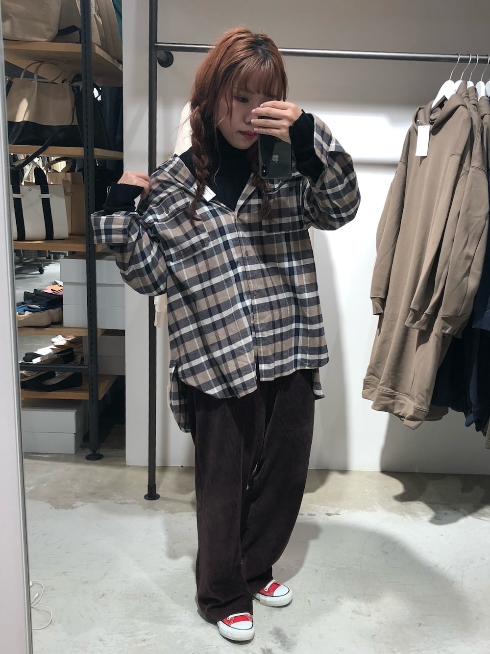 「カジュアル、コーデュロイ、ブラウン、チェック、タートルネック、スニーカー、冬、スニーカーコーデ」｜「AMERICAN HOLICのビエラシャツチュニック（シャツ/ブラウス、その他）」を使った、くろりさん（レディース・151cm）の冬コーディネートの1枚目の写真