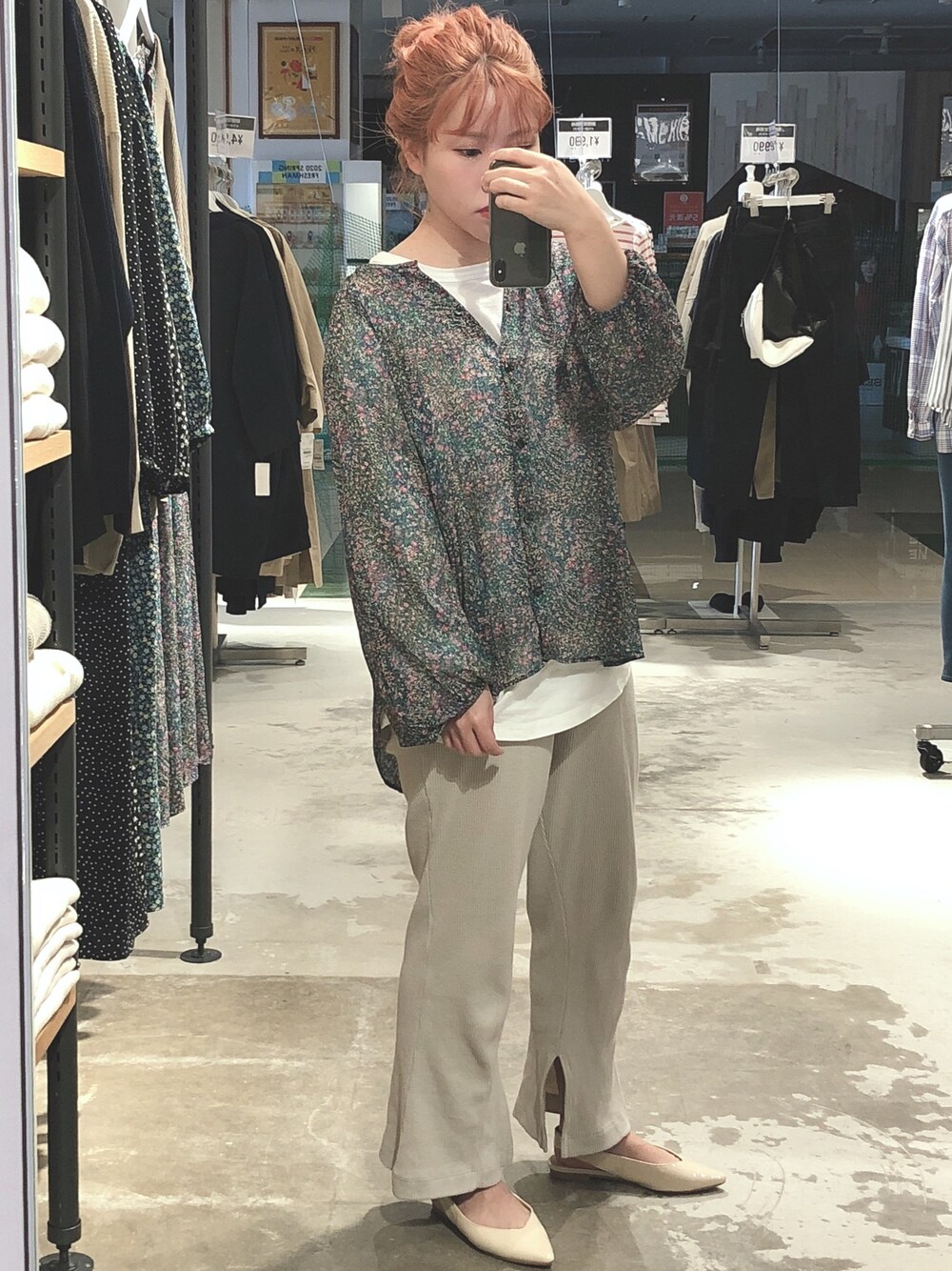 「低身長、春コーデ、花柄、カジュアル、ゆるコーデ、ブラウス」｜「AMERICAN HOLICの【2020SS】スキッパーフロントボタンシフォンブラウス＊（シャツ/ブラウス、その他）」を使った、くろりさん（レディース・150cm）の春コーディネートの1枚目の写真