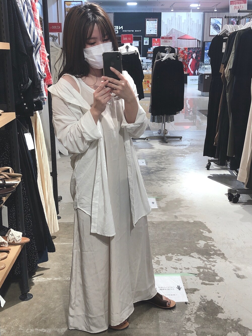 「キャミワンピ、ワンピース、AMERICAN HOLIC、タンクトップ、夏コーデ」｜「AMERICAN HOLICのサテンキャミワンピース（ワンピース、ベージュ系）」を使った、くろりさん（レディース・150cm）の夏コーディネートの1枚目の写真