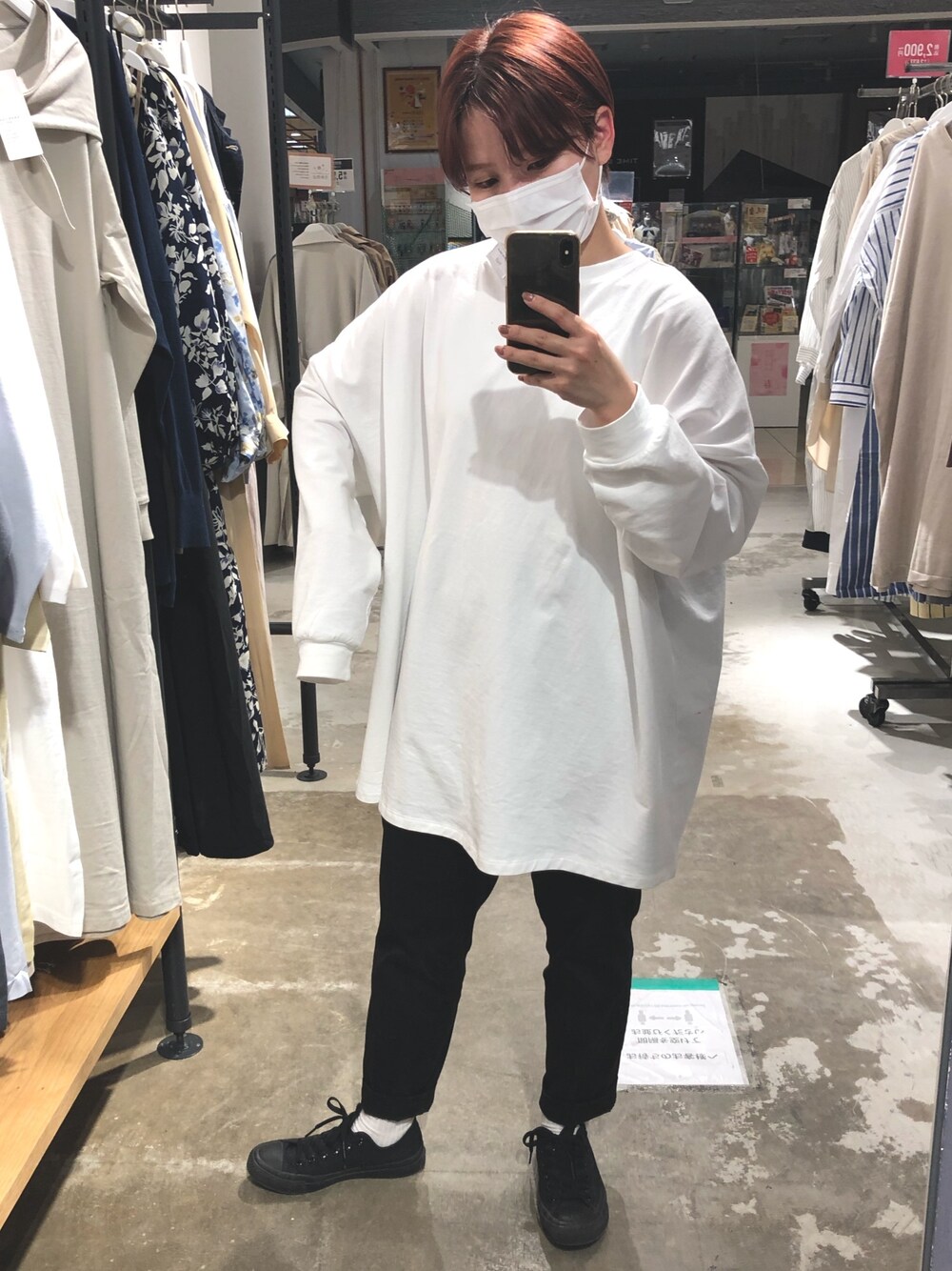 「カジュアル、パンツスタイル、メンズライク、低身長コーデ、春、モノトーン」｜「AMERICAN HOLICのミニ裏毛クルーネックBIGチュニック（Tシャツ/カットソー、ホワイト系）」を使った、くろりさん（レディース・150cm）の春コーディネートの1枚目の写真
