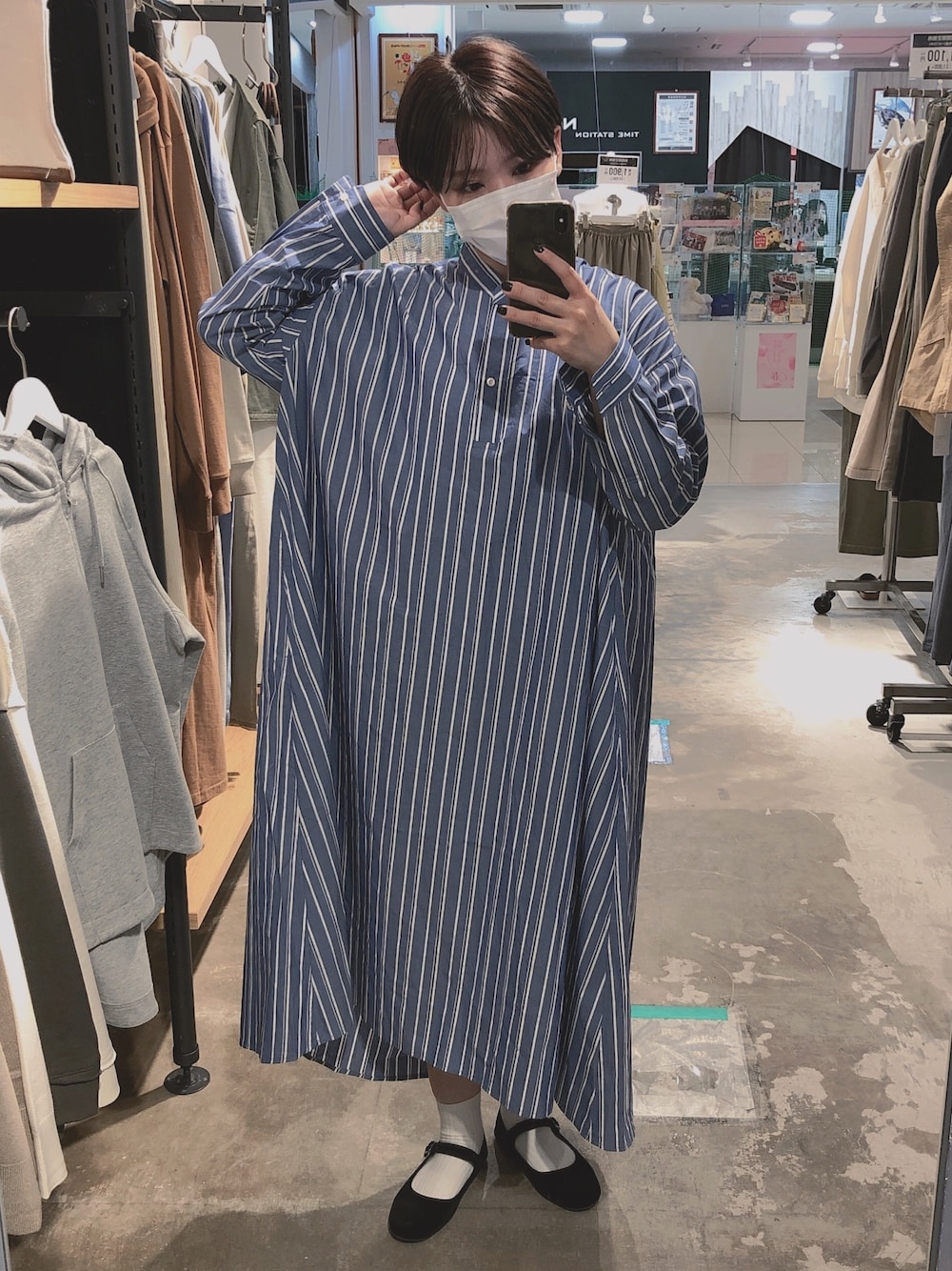 「シンプルコーデ、カンフーシューズ、シャツスタイル、ワンピース、ストライプ、カジュアル、ショートヘア」｜「AMERICAN HOLICのバックボタンスキッパーシャツワンピース（シャツワンピース、ブルー系）」を使った、くろりさん（レディース・150cm）の春コーディネートの1枚目の写真