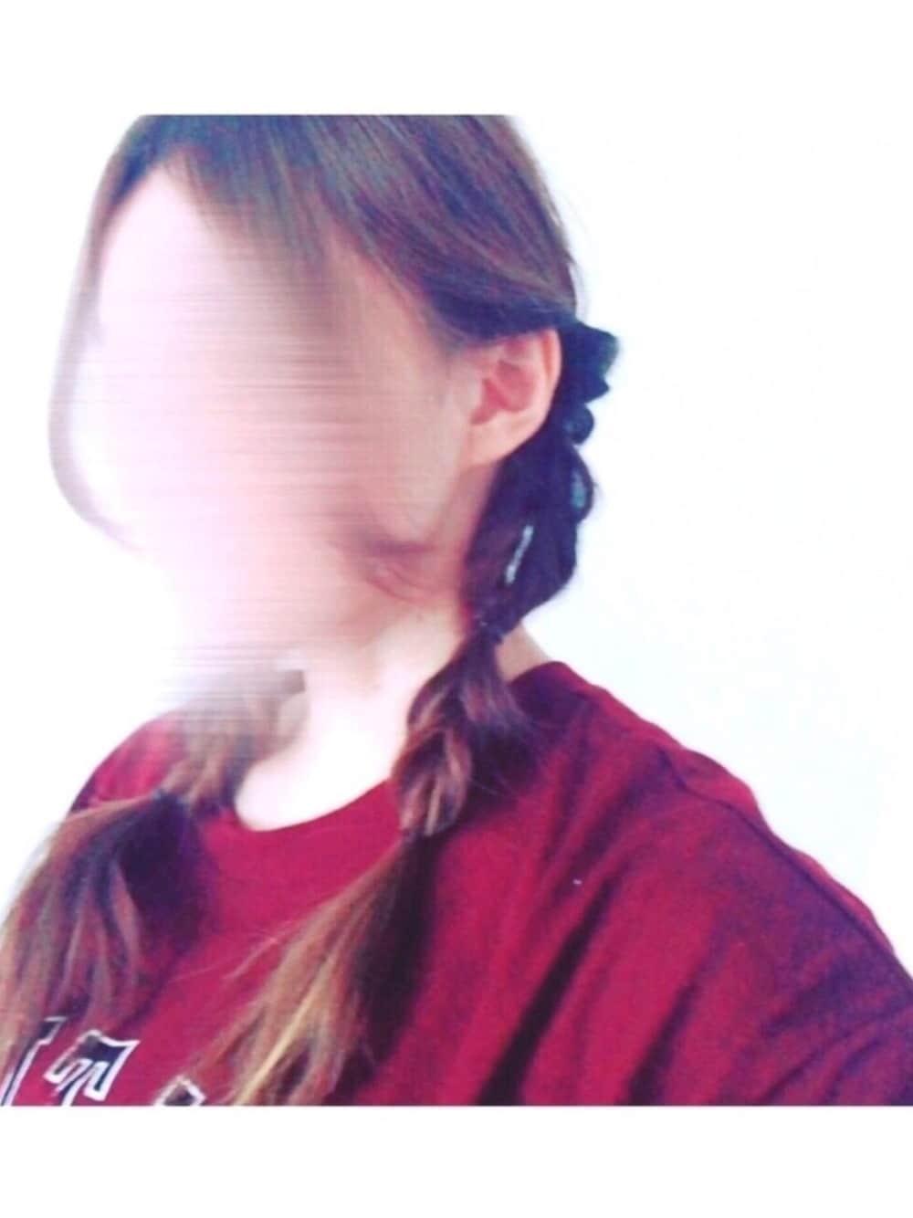 「ヘアアレンジ、ツインテール、くるりんぱヘアー、カジュアル、キャップアレンジ」｜「しまむらのアイテム（Tシャツ/カットソー、レッド系）」を使った、ちゃみんさん（レディース・156cm）の秋コーディネートの1枚目の写真