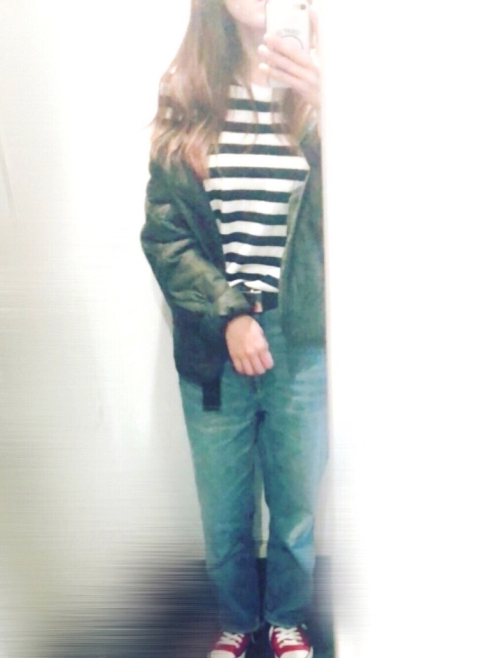 ホワイト系のTシャツ/カットソー、グリーン系のジャケット/アウター、ブルー系のデニムパンツを着用したレディースの秋コーディネートの1枚目の写真