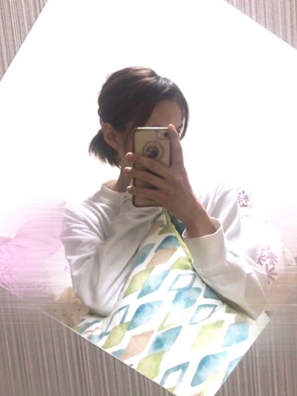 「おうちスタイル、ニトリ、ゆるコーデ、部屋撮り、ピスタチオカラー、インテリア、おうちで過ごそう、新生活」｜「GUのアイテム（Tシャツ/カットソー、ホワイト系）」を使った、ちゃみんさん（レディース・156cm）の春コーディネートの1枚目の写真