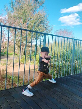 「BREEZE（ブリーズ）のアイテム（チノパンツ）」を使った、zeroONEBOYさん（キッズ・110cm）の秋コーディネート