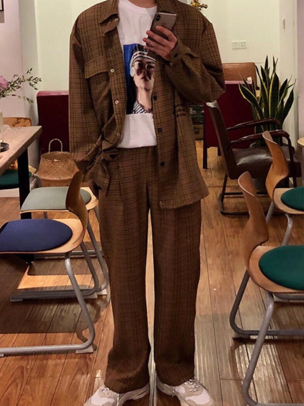 ブラウン系のシャツ/ブラウスを着用したメンズの春コーディネートの1枚目の写真