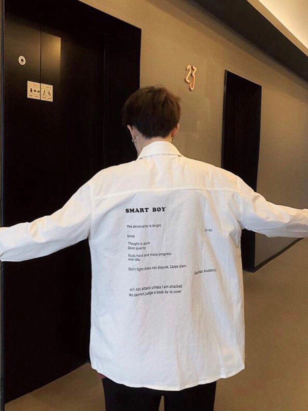 ホワイト系のシャツ/ブラウスを着用したメンズの春コーディネートの1枚目の写真