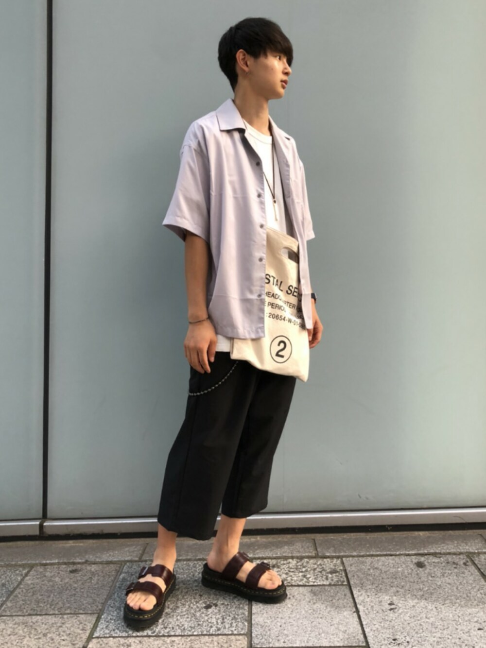 「プチプラ、オープンカラーシャツ、夏コーデ、サンダル、ガウチョパンツ、トートバッグ、オーバーサイズ、ゆるコーデ」｜「UNIQLO Uのアイテム（Tシャツ/カットソー、ホワイト系）」を使った、🌸kai🌸さん（メンズ・173cm）の夏コーディネートの1枚目の写真
