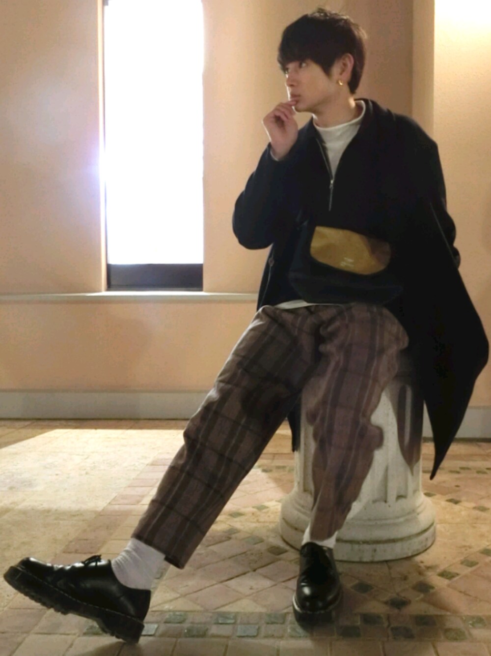 「お気に入りの服でデートに行こう、お洒落さんとつながりたい、冬コーデ、大人コーデ、ビックシルエット、コート、Dr.Martens、チェスターコート、モックネック、差し色」｜「RAGEBLUEのTRPUモックネッククルー/824066（Tシャツ/カットソー、ホワイト系）」を使った、🌸kai🌸さん（メンズ・173cm）の冬コーディネートの1枚目の写真