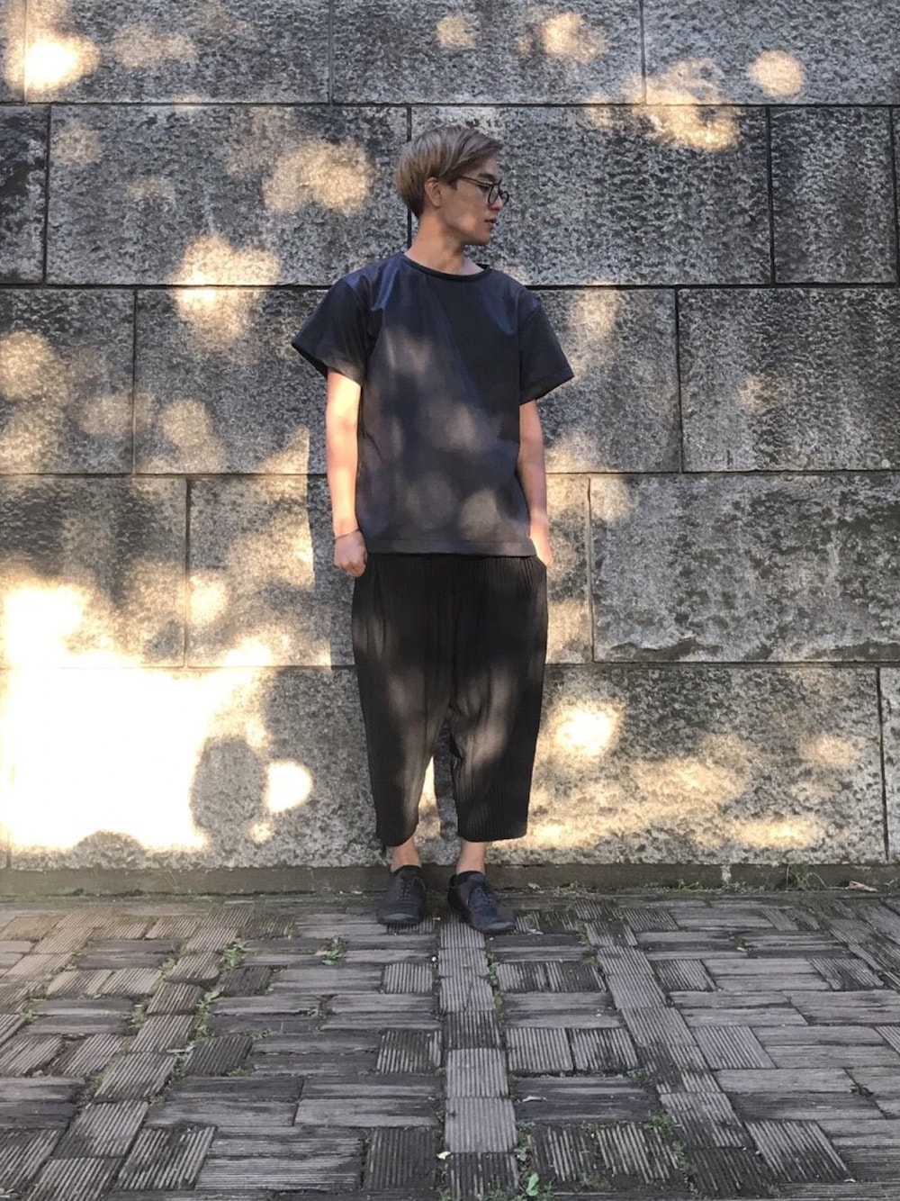 「公園、散歩、休日スタイル、夏、レザー、ブラックコーデ」｜「THOM BROWNEのアイテム（メガネ、ブルー系）」を使った、森本夏基さん（メンズ・172cm）の春コーディネートの1枚目の写真
