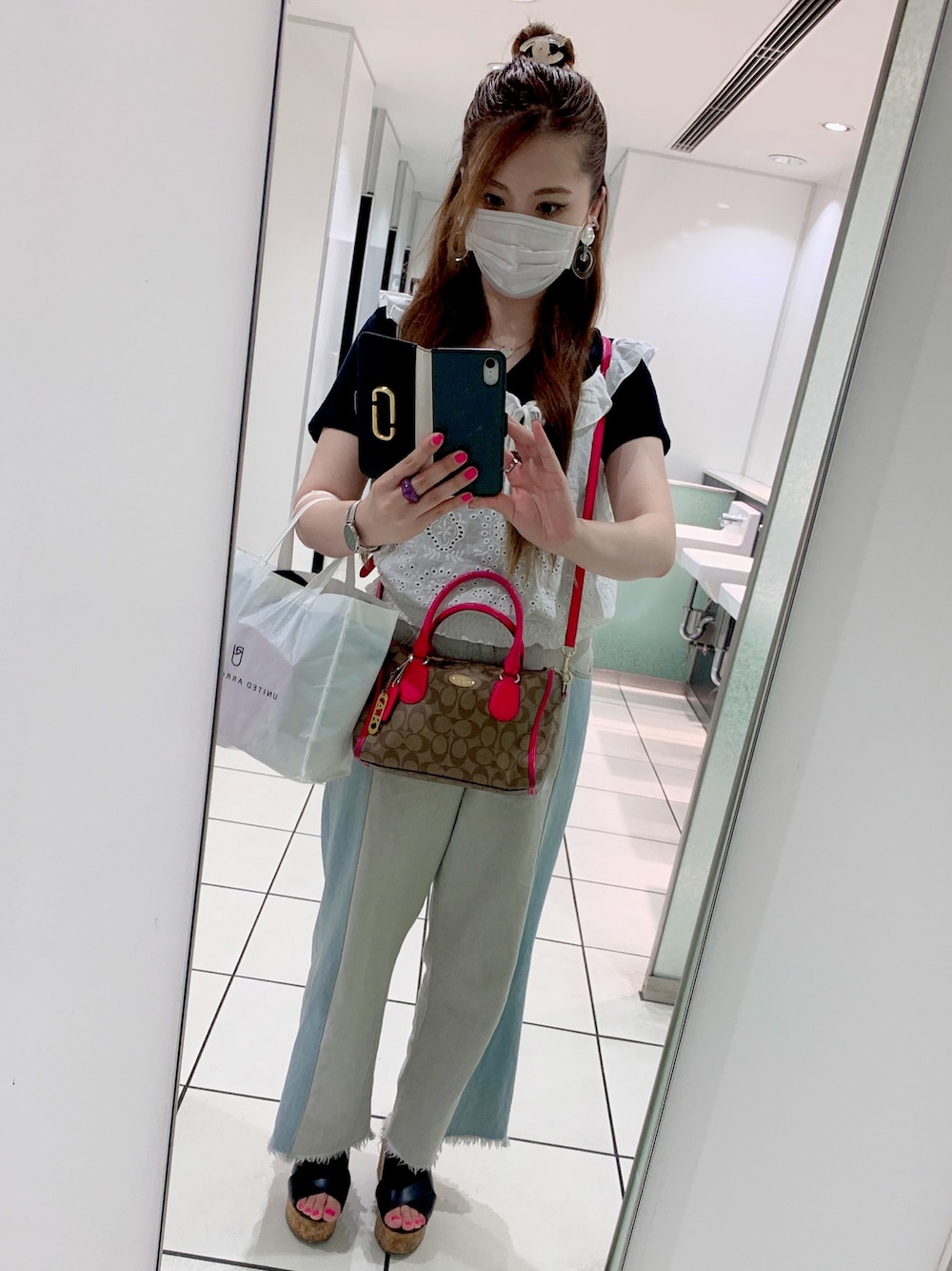 「キレイめ、黒、ワイドデニム、厚底サンダル、ヘアアレンジ、シルバーアクセサリー、おおぶりイヤリング、いいね、save、フォローお願いします🤑、おしゃれさんと繋がりたい、大人ガーリー」｜「OZOCの◆クロス厚底サンダル（サンダル、ブラック系）」を使った、AIRIさん（レディース・161cm）の秋コーディネートの1枚目の写真