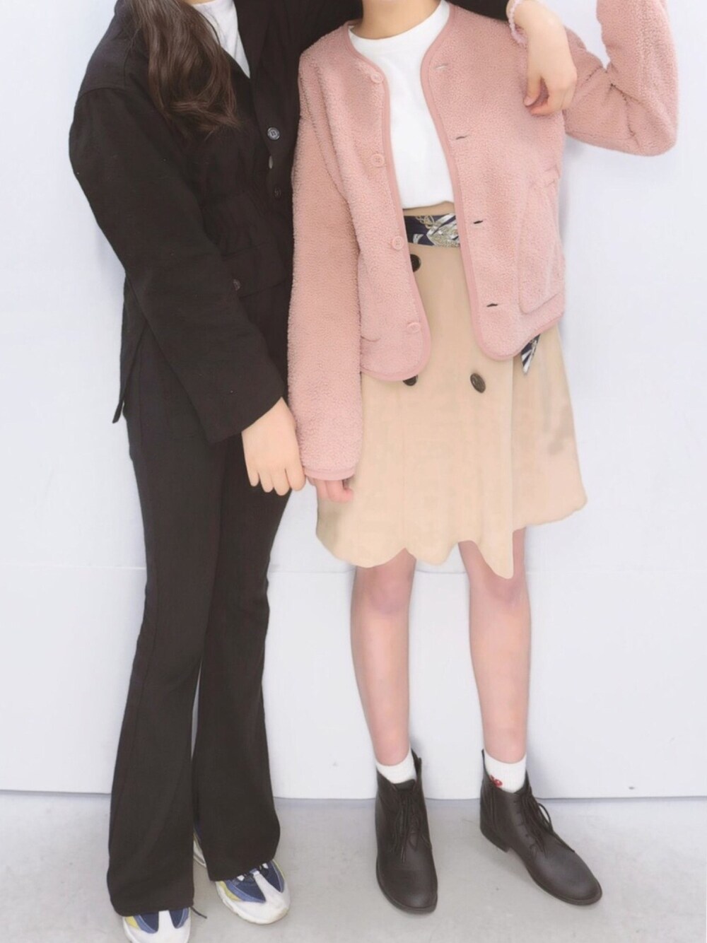 「秋服、シンプル、おしゃれさんと繋がりたい、プチプラ、カジュアル、スニーカーコーデ、ダッドスニーカー、スラックス、モノトーンコーデ、いいね、save、フォローお願いします🤑」｜「AZUL by moussyのアイテム（スラックス、ブラック系）」を使った、ユイさん（レディース・167cm）の秋コーディネートの1枚目の写真