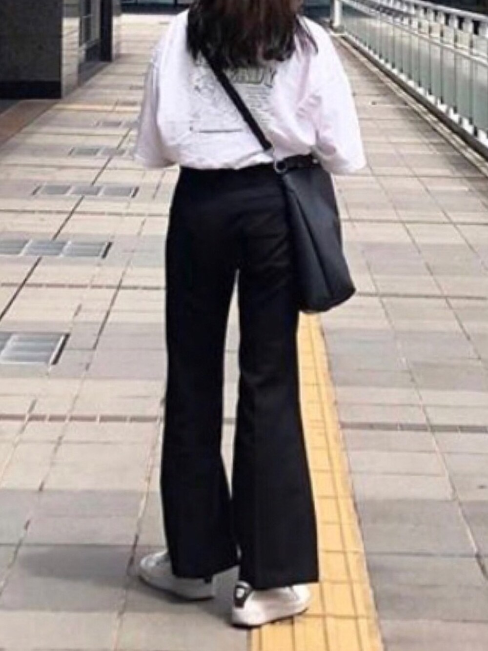 「夏服、シンプル、プチプラ、スニーカーコーデ、モノトーンコーデ、おしゃれさんと繋がりたい、カジュアル、いいね、save、フォローお願いします🤑」｜「WEGOのアイテム（Tシャツ/カットソー、ホワイト系）」を使った、ユイさん（レディース・167cm）の秋コーディネートの1枚目の写真