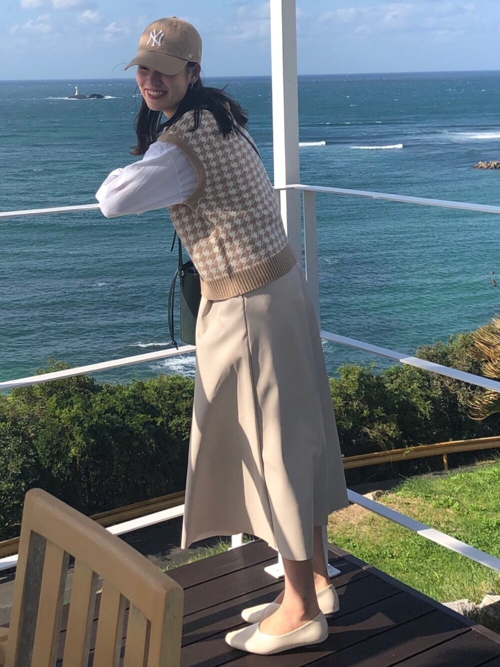 「秋のマイ旬スタイル、秋服、シンプル、プチプラ、オトナカジュアル、ベージュ、キャップ、海、秋コーデ、ニットベスト」｜「GUのアイテム（ベスト、ベージュ系）」を使った、ユイさん（レディース・167cm）の秋コーディネートの1枚目の写真