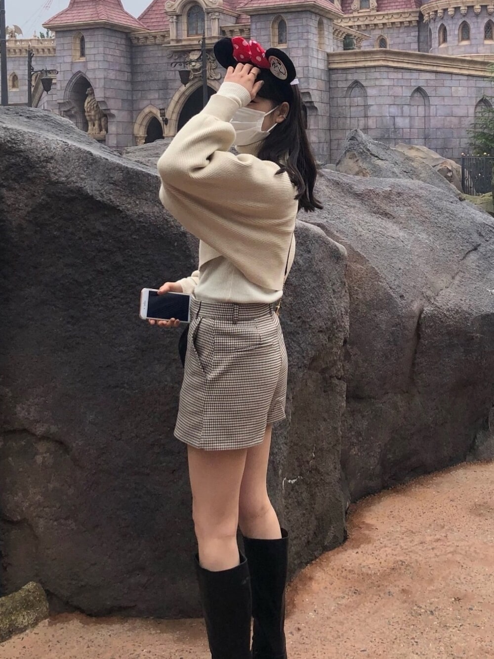 「冬コーデ、シンプル、ディズニーコーデ、ロングブーツ、ootd、ショートパンツ、韓国ファッション、おしゃれさんと繋がりたい、カジュアルコーデ、ベージュコーデ」｜「ZARAのアイテム（その他パンツ、ベージュ系）」を使った、ユイさん（レディース・167cm）の冬コーディネートの1枚目の写真
