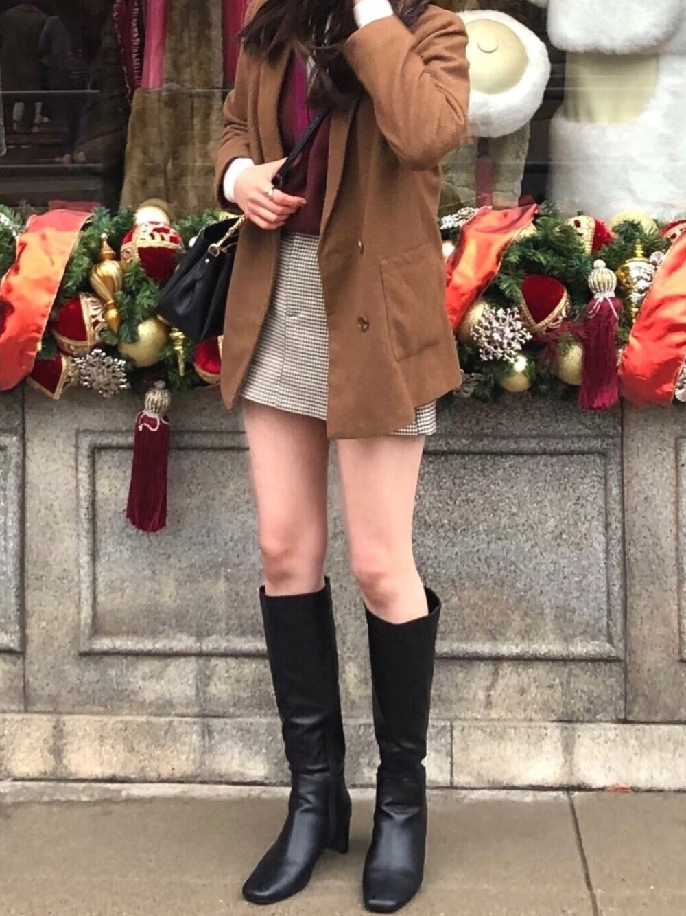 「冬コーデ、シンプル、カジュアルコーデ、ZARA、ロングブーツ、ディズニー、ブラウン、高身長女子、ショートパンツ、おしゃれさんと繋がりたい」｜「ZARAのアイテム（パンツ、ベージュ系）」を使った、ユイさん（レディース・167cm）の冬コーディネートの1枚目の写真