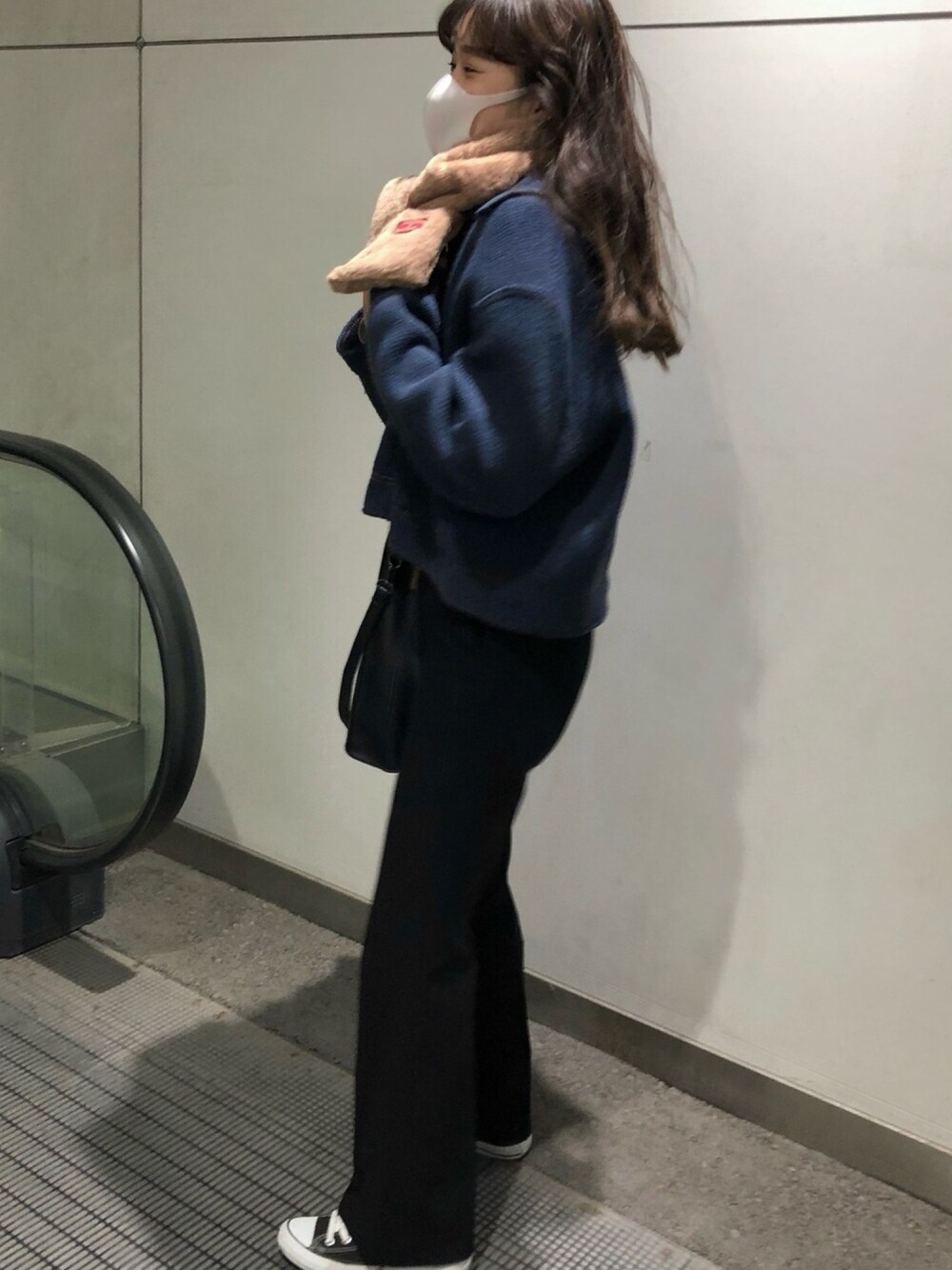 「シンプル、今日のコーデ、カジュアルコーデ、パンツスタイル、ootd、おしゃれさんと繋がりたい、ブラック、ハイウエスト、コンバース、スラックス」｜「UNE MANSIONのアイテム（スラックス、ブラック系）」を使った、ユイさん（レディース・167cm）の冬コーディネートの1枚目の写真