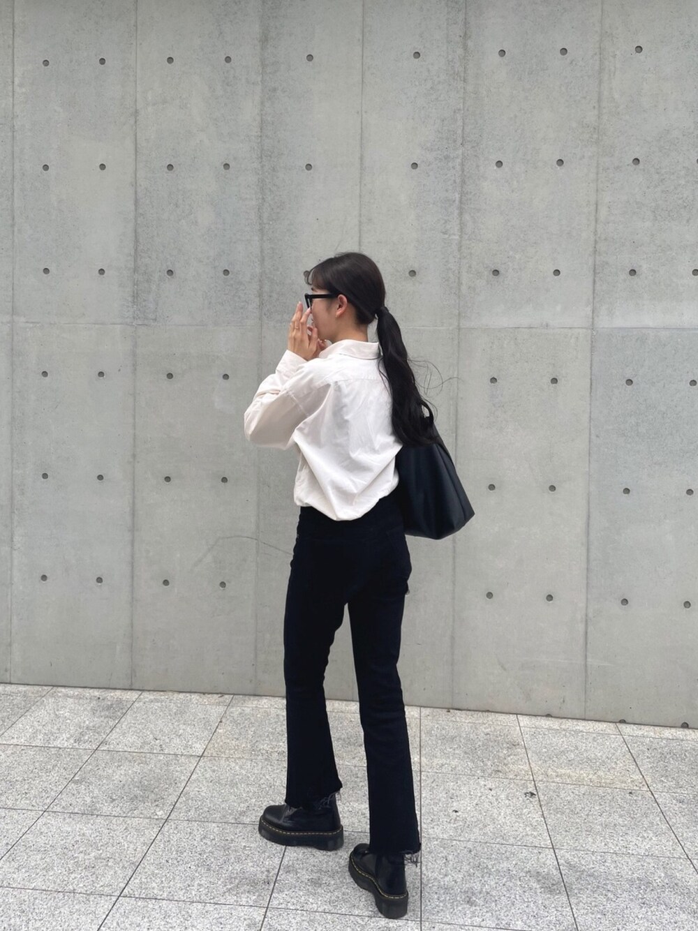 「シャツスタイル、春コーデ、きれいめカジュアル、UNIQLO、ZARA、おしゃれさんと繋がりたい、オトナ女子、デニムパンツ、パンツスタイル、モノトーン」｜「UNIQLOのワイドフィットシャツ（長袖）（シャツ/ブラウス、ホワイト系）」を使った、ユイさん（レディース・167cm）の春コーディネートの1枚目の写真