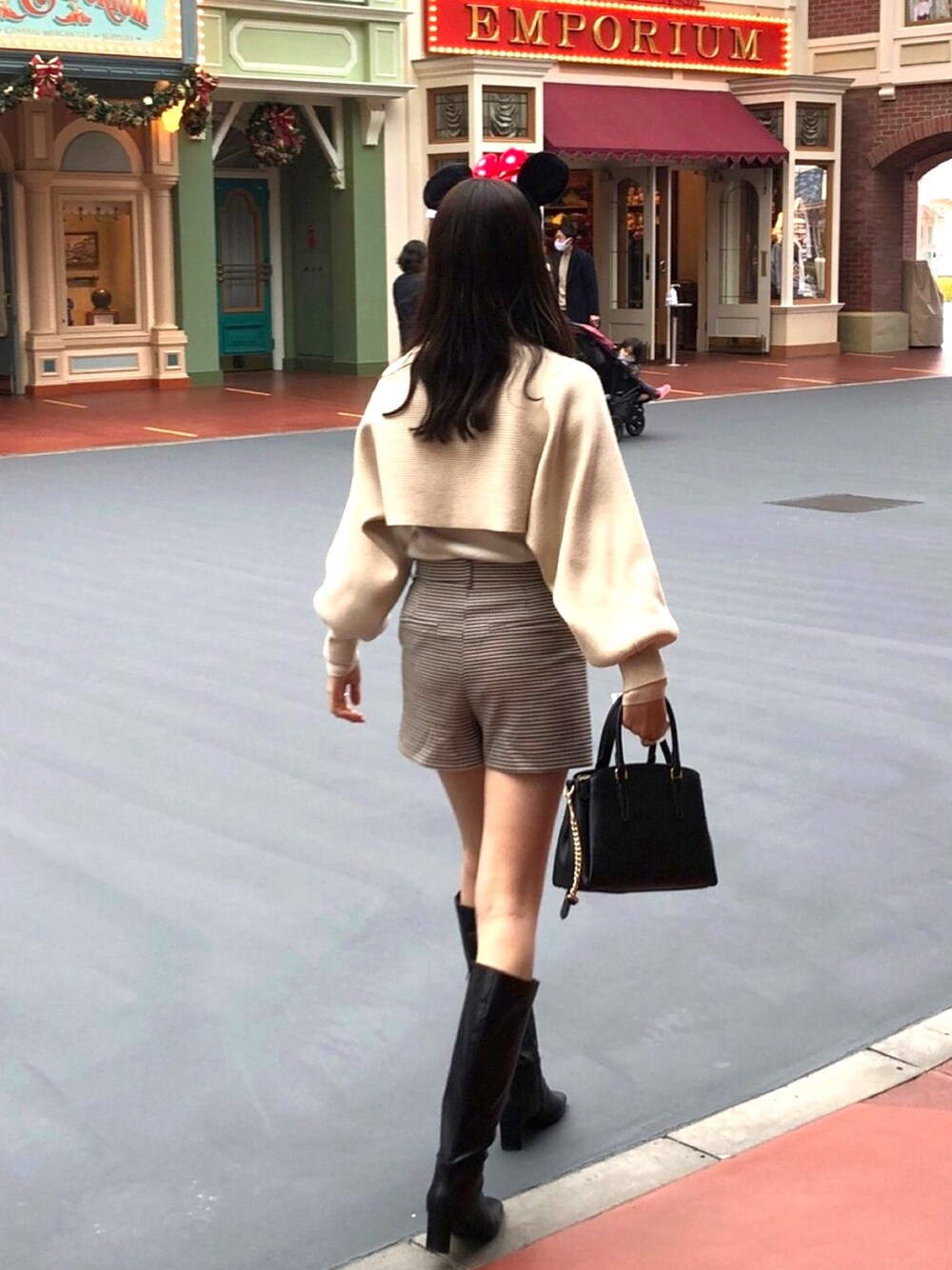 「ロングブーツ、おしゃれさんと繋がりたい、大人カジュアル、シンプルコーデ、カジュアルコーデ、韓国ファッション、大人コーデ、ZARA、ディズニー、ミニスカート」｜「ZARAのアイテム（パンツ、ベージュ系）」を使った、ユイさん（レディース・167cm）の春コーディネートの1枚目の写真