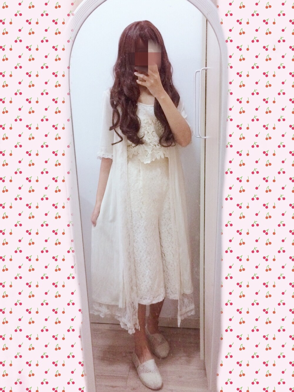 「ootd、outfit、axes femme」｜「MAJESTIC LEGONのアイテム（パンツ、ホワイト系）」を使った、柚子さん（レディース・153cm）の春コーディネートの1枚目の写真