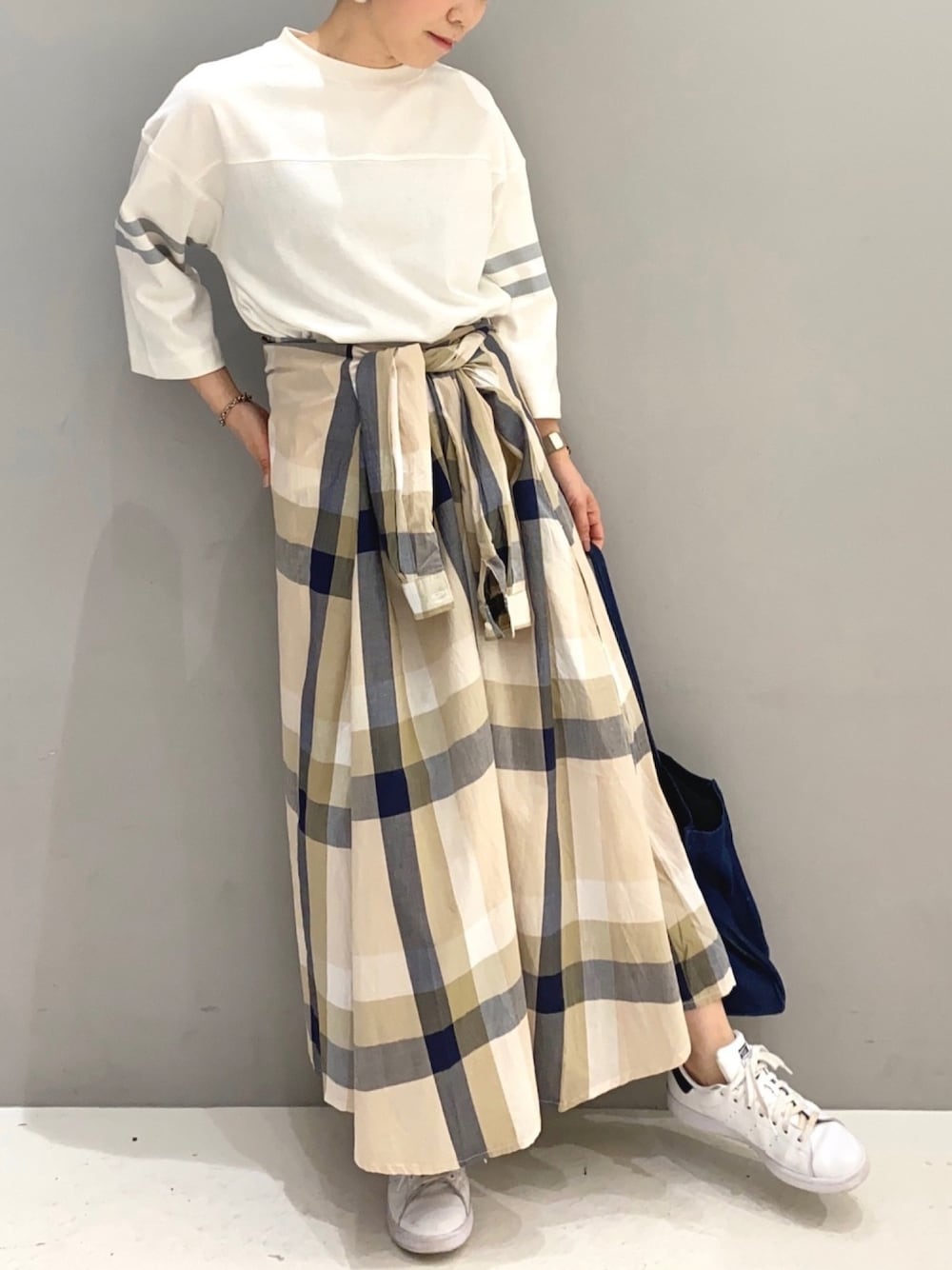 シャツワンピースを使った「腰巻きスタイル」の人気ファッション