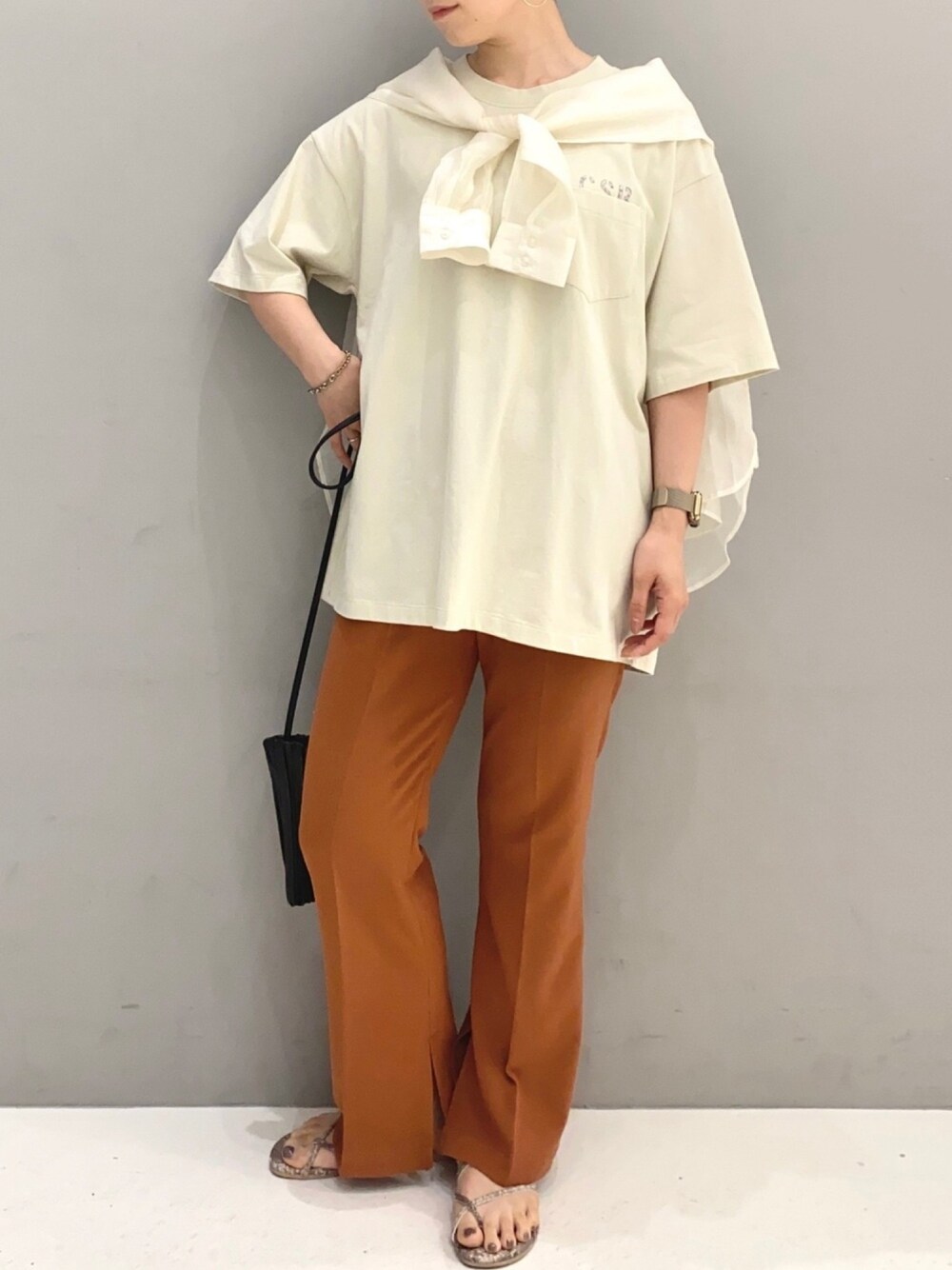 「CRAFT STANDARD BOUTIQUE、クラフトスタンダードブティック、夏コーデ、ゆるコーデ、カジュアルコーデ、リラックススタイル、シャツスタイル、ロゴT、肩掛け、センタープレス」｜「CRAFT STANDARD BOUTIQUEの擦ステンシルプリントTシャツ　＊◇（Tシャツ/カットソー、ホワイト系）」を使った、ふじやさん（レディース・161cm）の春コーディネートの1枚目の写真