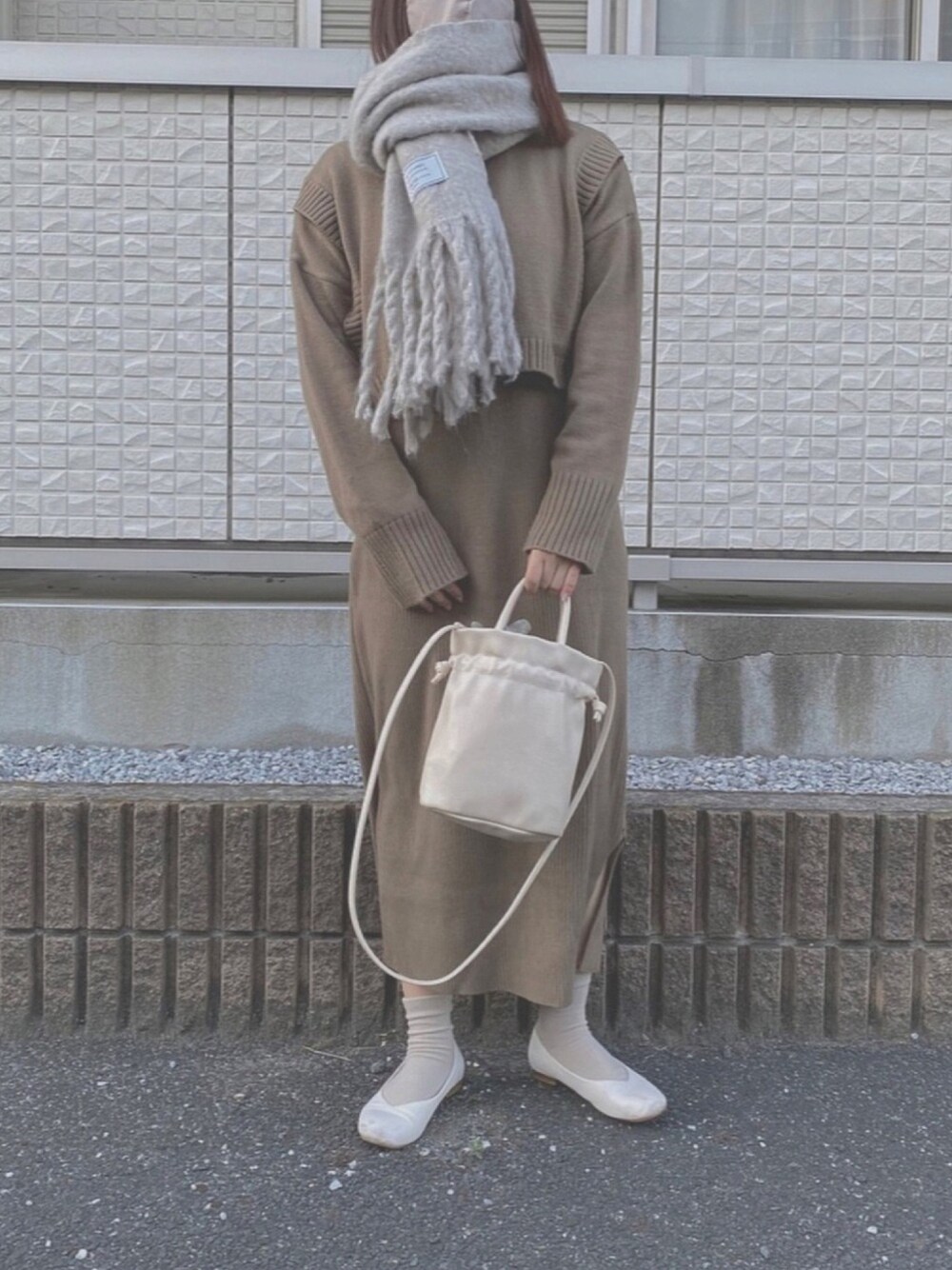 「冬、マフラー、へザー、ローリーズファーム(LOWRYS FARM)、オトナ女子、ワンピース、ベージュ、低身長コーデ、ブラウン」｜「Heatherのオオバンストールボリュームマフラー_918725（ストール/ショール、グレー系）」を使った、むぎ🌾さん（レディース・154cm）の冬コーディネートの1枚目の写真