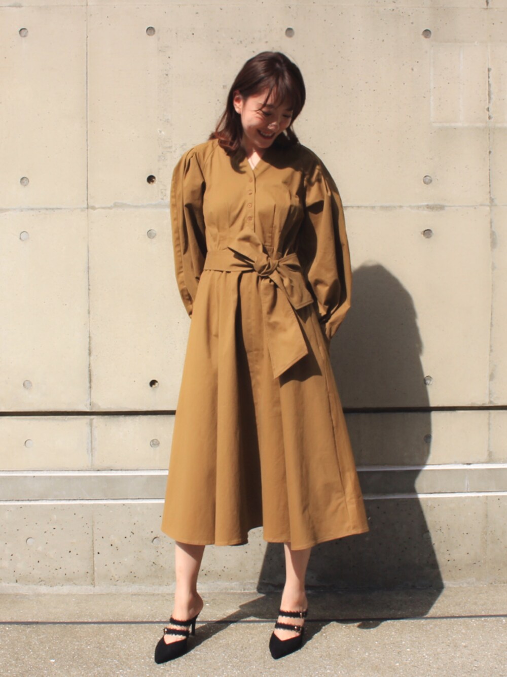 「RANDA、秋のコーデ、大人カジュアル、ボリューム袖、ビッグシルエット」｜「RANDAのボリュームタックスリーブワンピース（ワンピース、イエロー系）」を使った、satomamiさん（レディース・164cm）の秋コーディネートの1枚目の写真