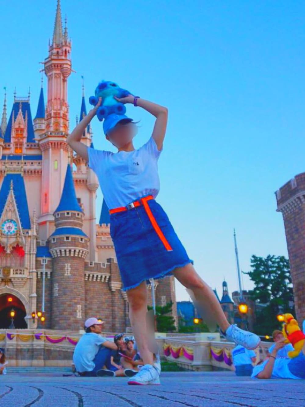 「disney」｜「しまむらのアイテム（デニムスカート、ブルー系）」を使った、みくまるさん（レディース・162cm）の秋コーディネートの1枚目の写真
