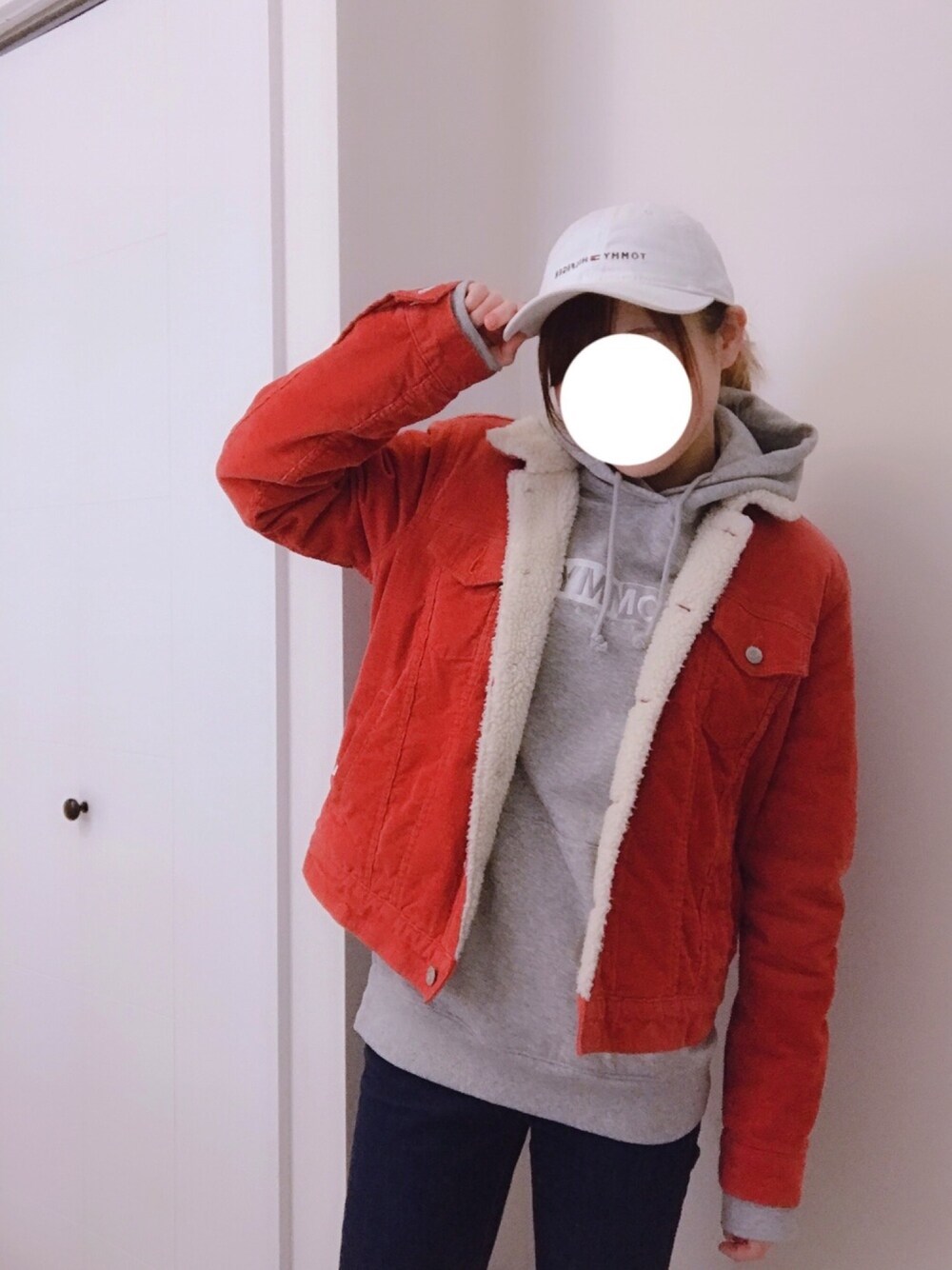 「canada、vancouver、student、TOMMY HILFIGER、TOMMY JEANS、casual、hoodie、skinny、skinny jeans、denim」｜「GAPのボアライニング アイコン コーデュロイジャケット（ブルゾン、レッド系）」を使った、みくまるさん（レディース・162cm）の冬コーディネートの1枚目の写真