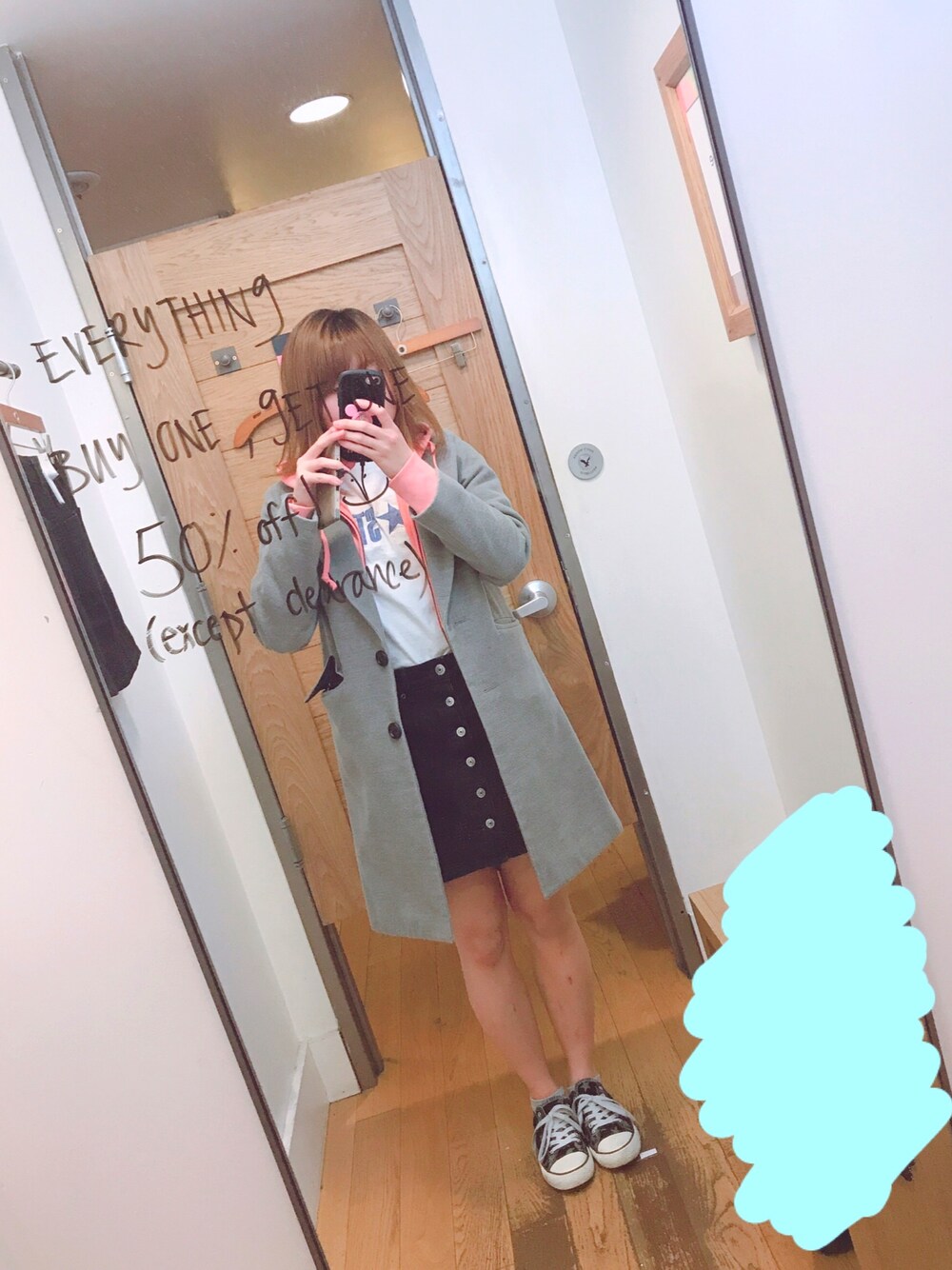 「canada、vancouver、shopping、girl、fitting room」｜「UNIQLOのアイテム（マウンテンパーカー、オレンジ系）」を使った、みくまるさん（レディース・162cm）の春コーディネートの1枚目の写真