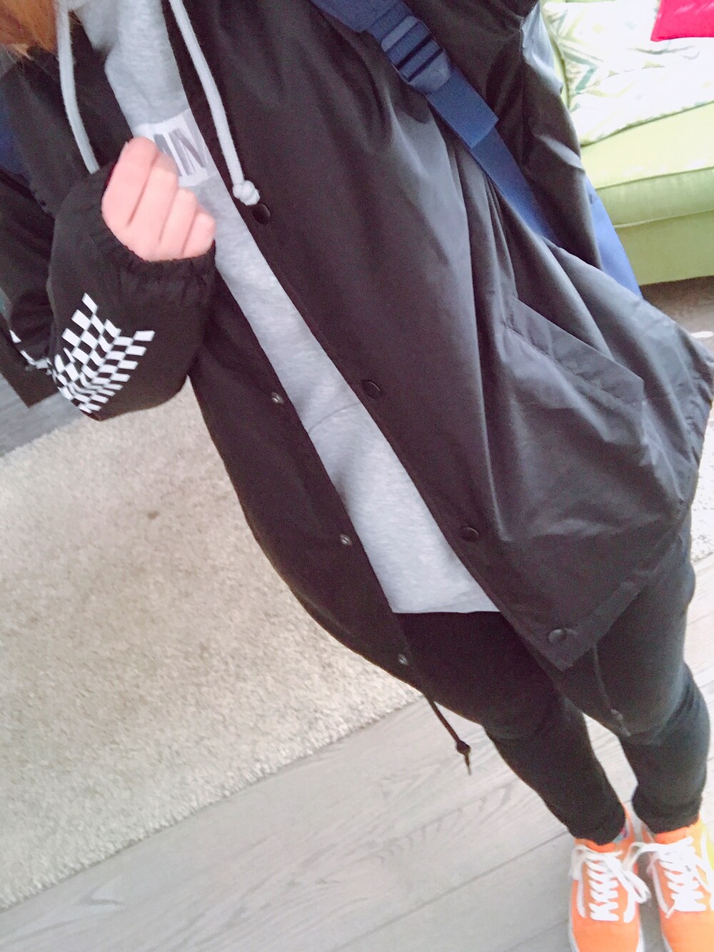「girl、casual、canada、vancouver、VANS、TOMMY JEANS」｜「VANSのアイテム（ジャケット/アウター、ブラック系）」を使った、みくまるさん（レディース・162cm）の春コーディネートの1枚目の写真