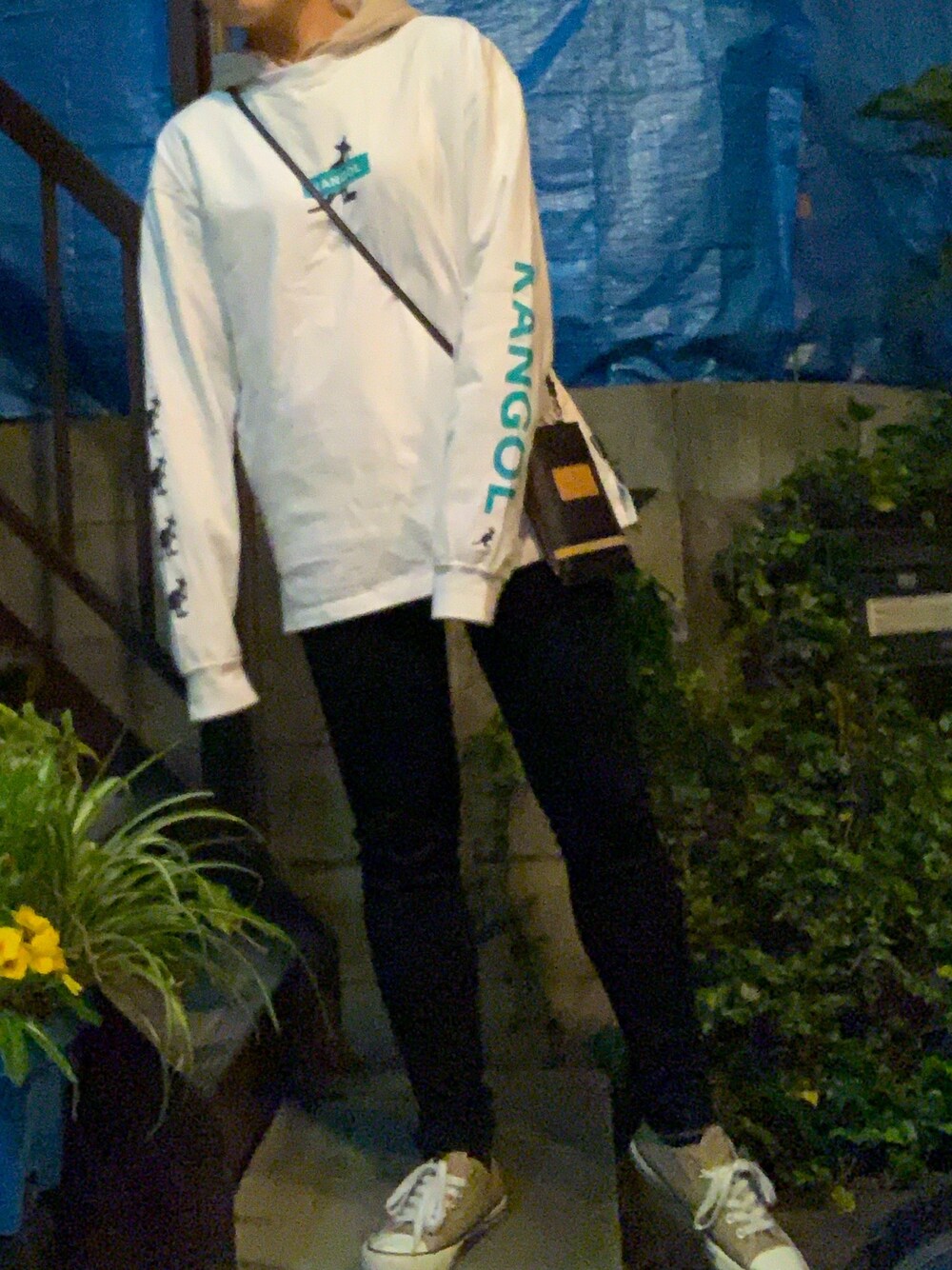 「spring、春コーデ、ストリート、カジュアル、重ね着、パーカー重ね着、KANGOL、末吉秀太、Shuta Sueyoshi」｜「KANGOLのアイテム（Tシャツ/カットソー、ホワイト系）」を使った、みくまるさん（レディース・162cm）の春コーディネートの1枚目の写真