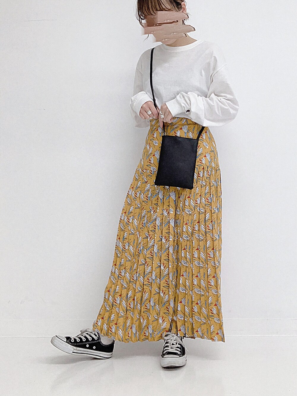 「スニーカー、スカート、カジュアル、花柄、converse、ロンT、ガーリー、ラフ、低身長、おうちファッション」｜「Factor=のFactor= フラワープリーツスカート（スカート、イエロー系）」を使った、yokopiさん（レディース・150cm）の春コーディネートの1枚目の写真