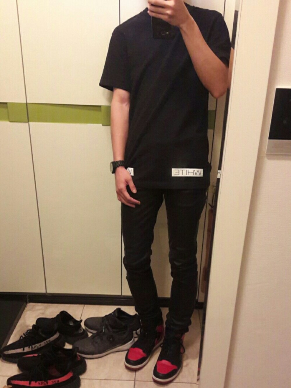 「off white、ootd、Jordan、jeans、outfit」｜「off whiteのアイテム（トップス、ブラック系）」を使った、장성훈さん（メンズ・174cm）の夏コーディネートの1枚目の写真