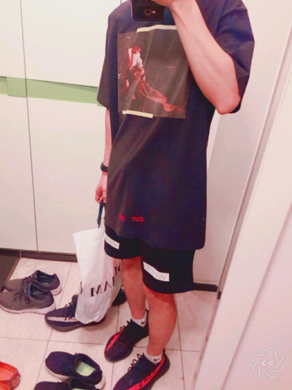 「yeezy、adidas、ootd、outfit、summer、streetstyle」｜「off whiteのアイテム（トップス、ブラック系）」を使った、장성훈さん（メンズ・174cm）の夏コーディネートの1枚目の写真